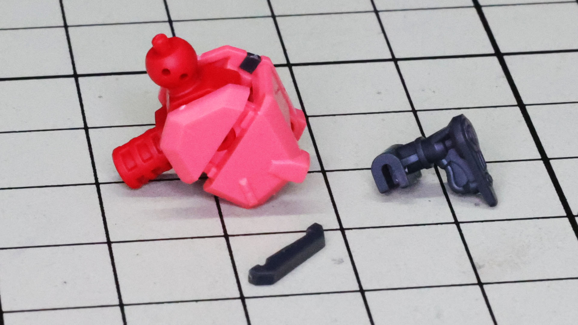 肩先のジョイントパーツも組み付けます