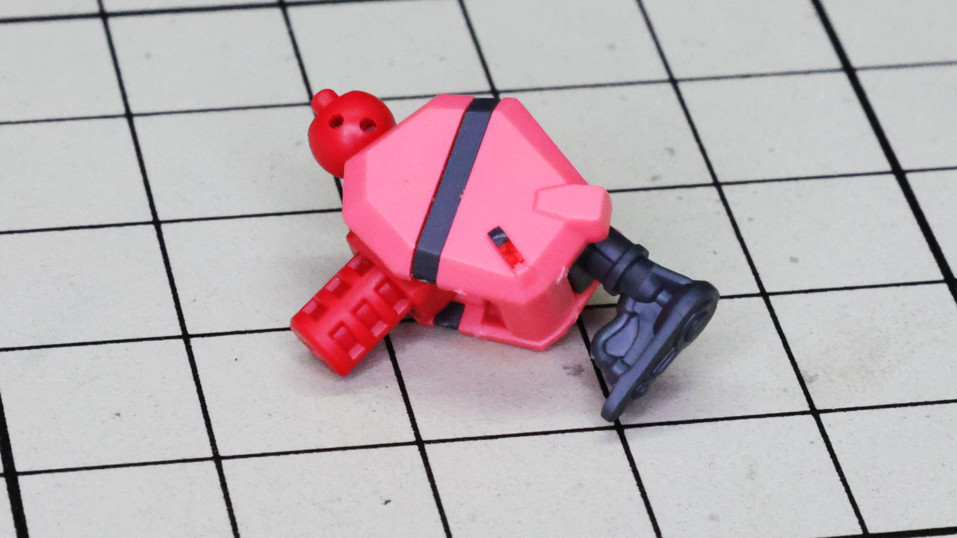 機体のナビゲーションライトをシールで表現します。機体の左が赤、右が緑色です