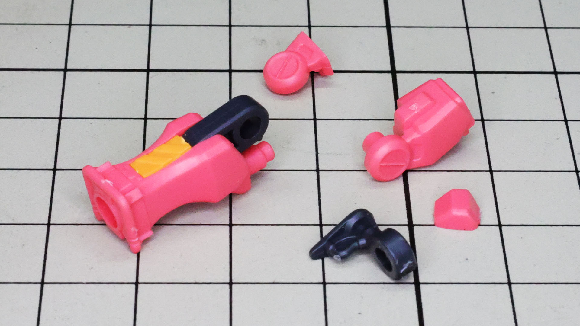 上腕部との接続で二重関節が完成します。肘にもジョイントパーツがあります