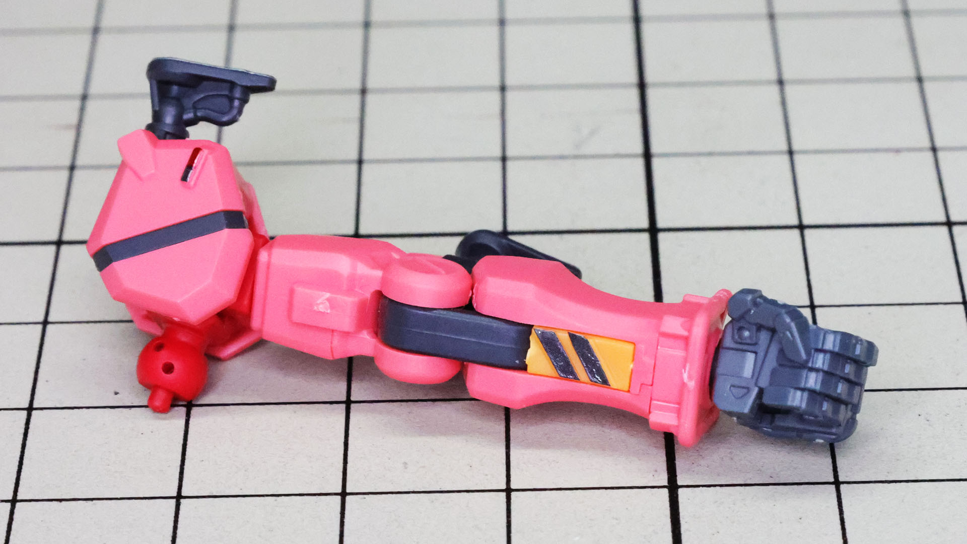 前腕内側の黄色のパーツにも黒のシールを貼りこみます