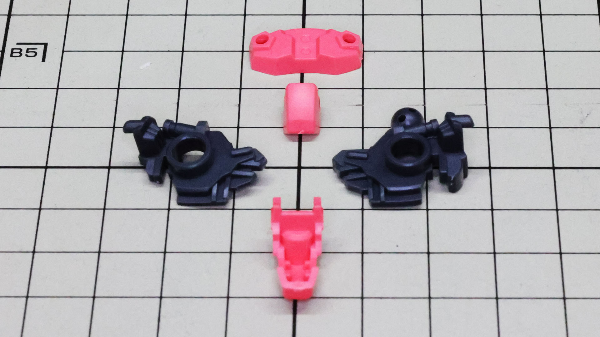 前後左右のスカートアーマーもないのでたった5パーツで構成されます