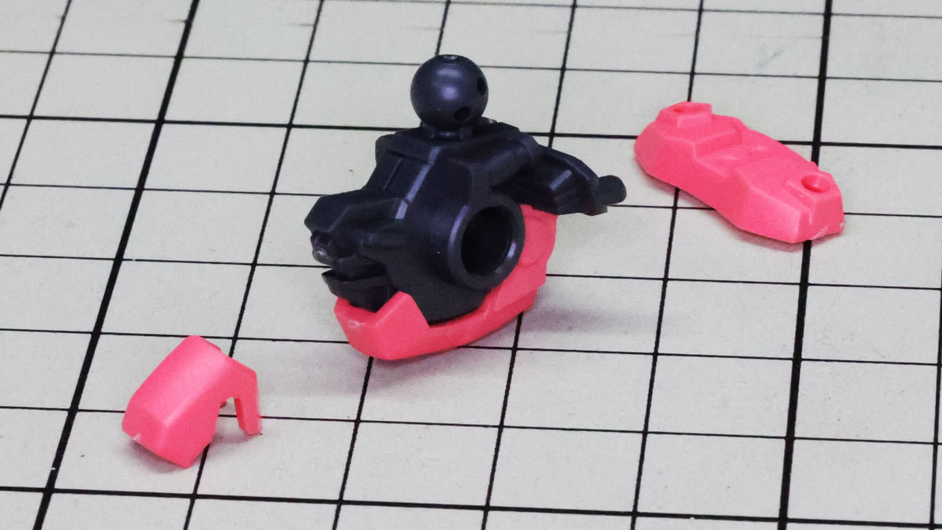 メカフレームを組んで、装甲パーツでロックしていきます