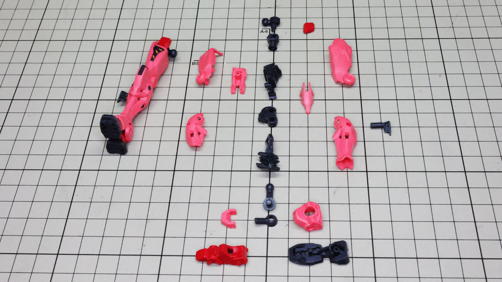 右脚を組んであります。脚部のパーツはなるべく少ないパーツで構成されるように設計されています