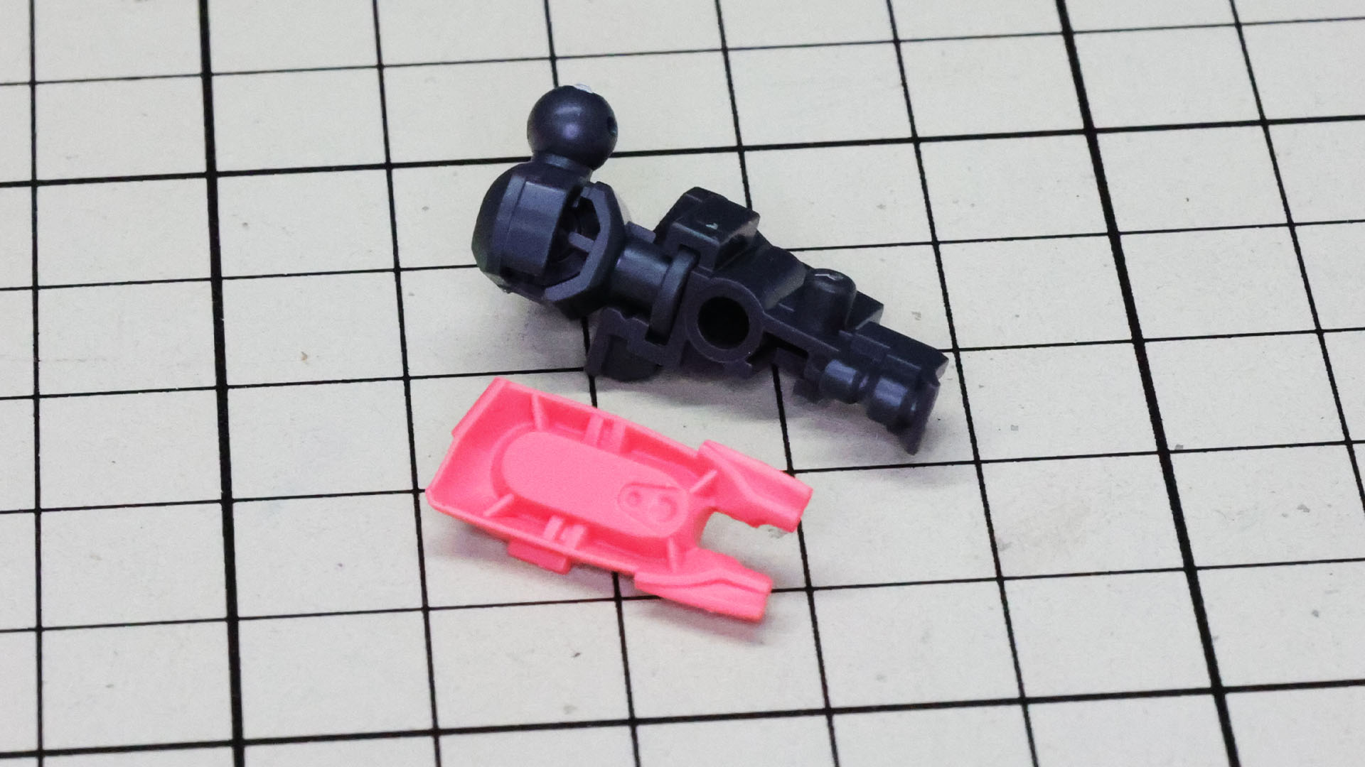 組んだ2軸の股関節を大腿部のメカフレームに組み込みます。これは抜けないような構造になっています