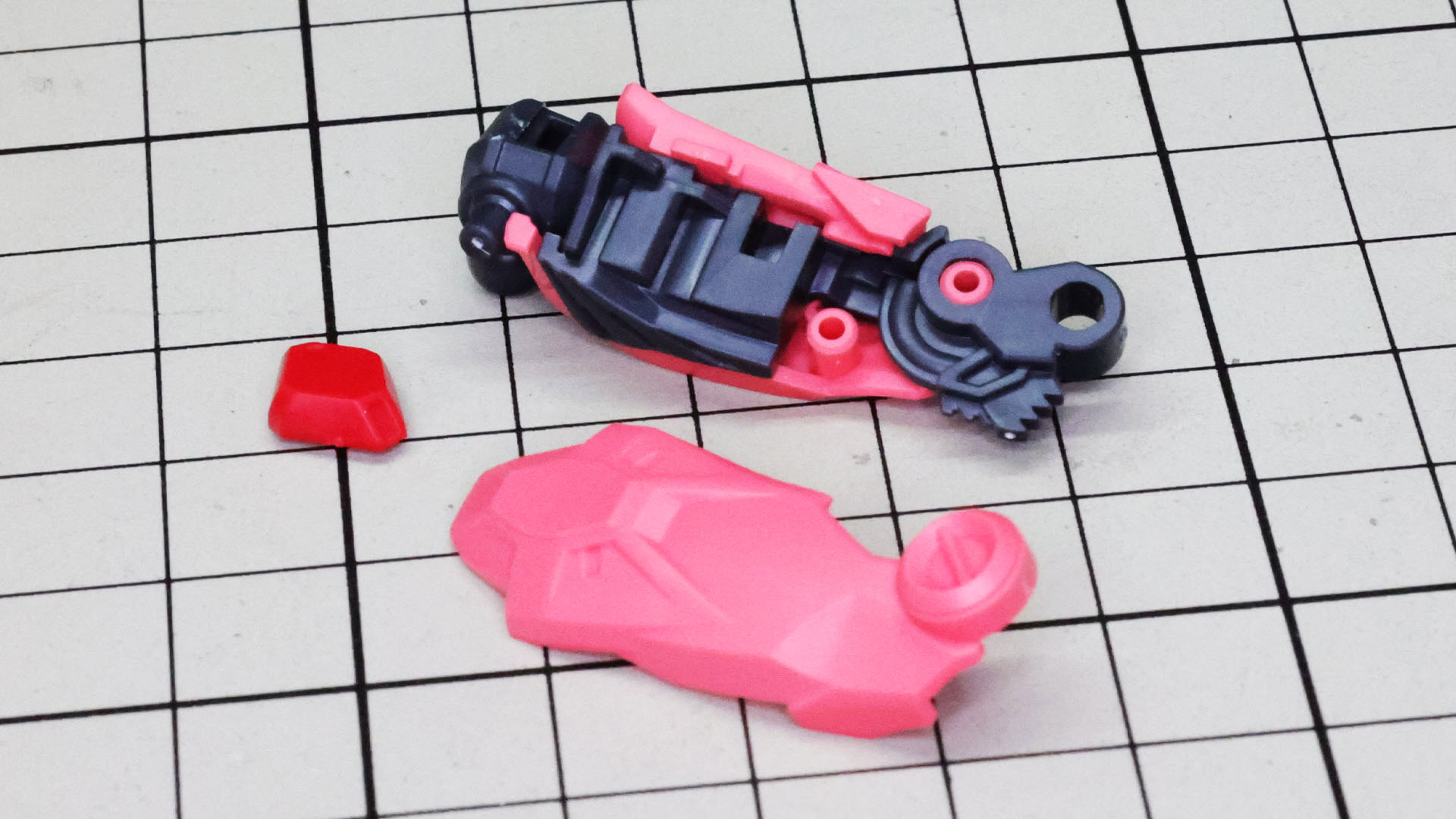 膝関節は1パーツに2つの軸穴を持ち、二重関節を構成します