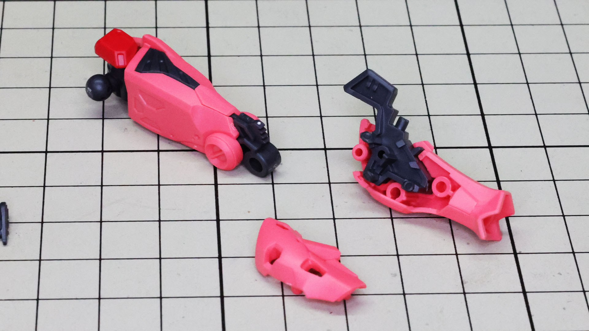 脛下部のメカフレームを装甲で大腿部と共に組み込みます