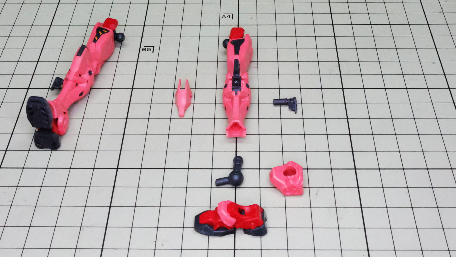 ソールは重ねていく構造なので難しくはありません。足首関節の軸がナナメになっている構造に注目です