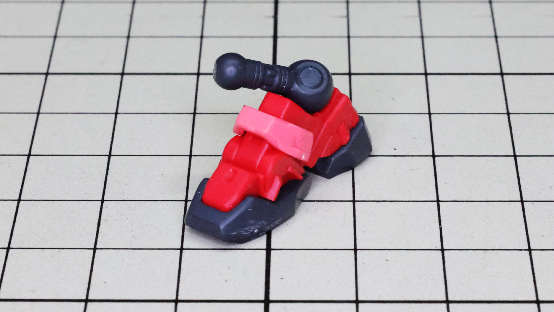 赤いガンダムの細い脛部のくるぶしを高い剛性で実現するためではと推測しています。すごいアイデアです