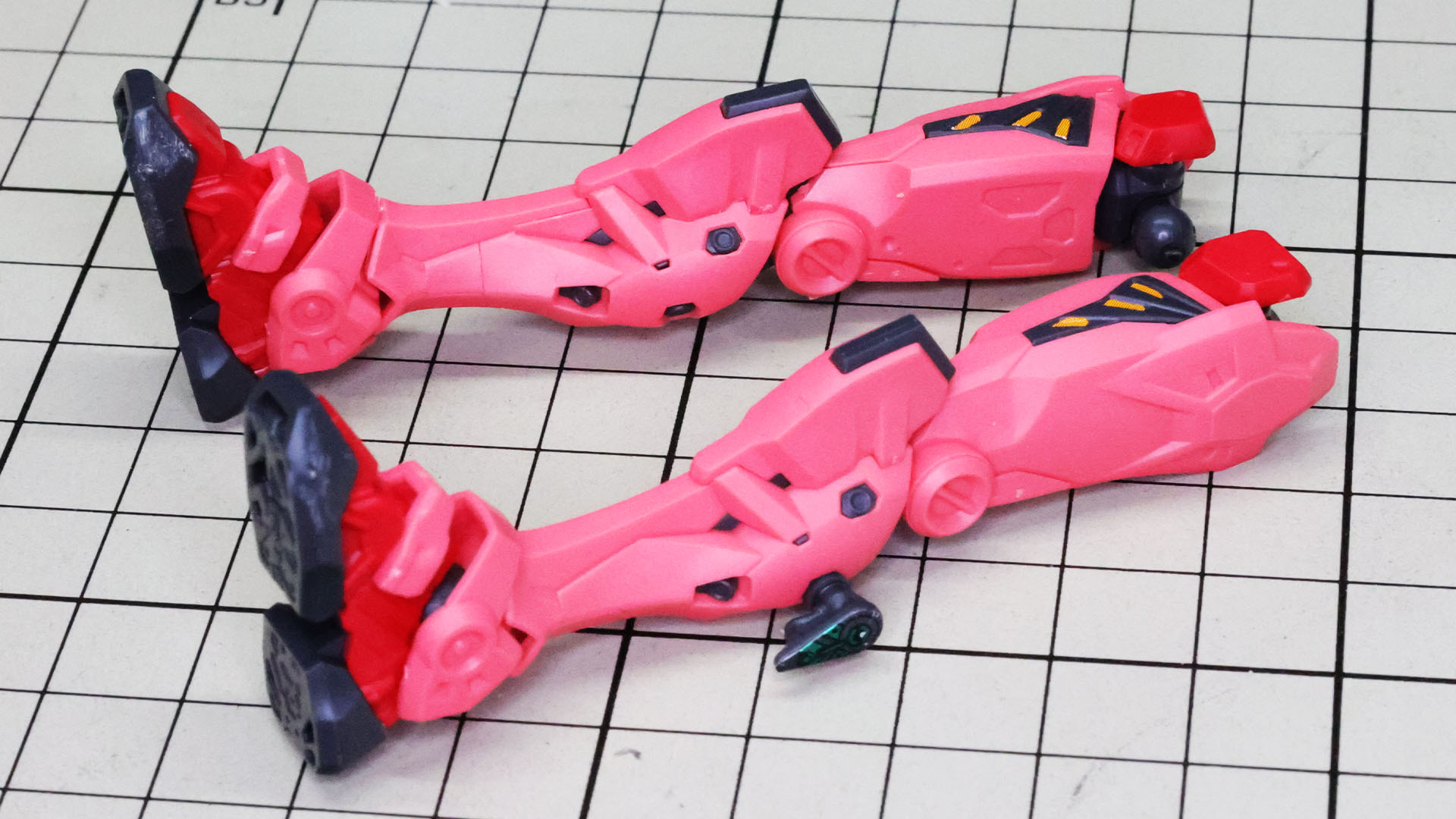 大腿部とふくらはぎ外にあるジョイント部にシールを貼りこんでディテーリングします