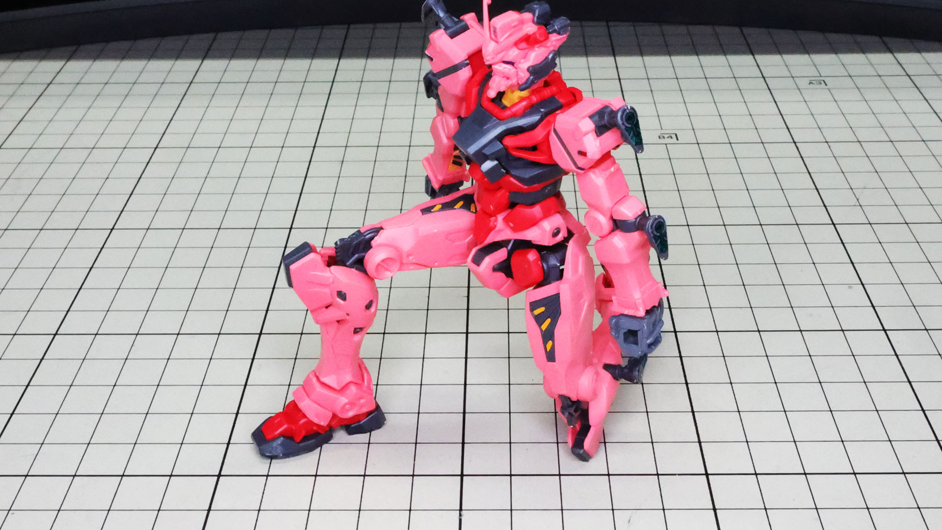 腰部にスカートアーマーがないので立膝も難なく決まります