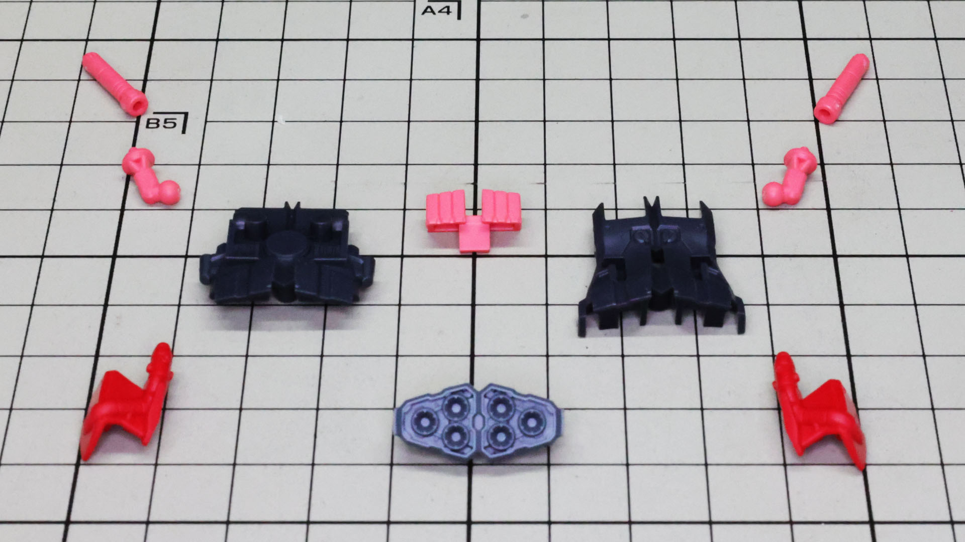 バックパックの構造はむずかしくはありませんね。計6基のノズル部とウイング状パーツ、ビーム・サーベル部になります