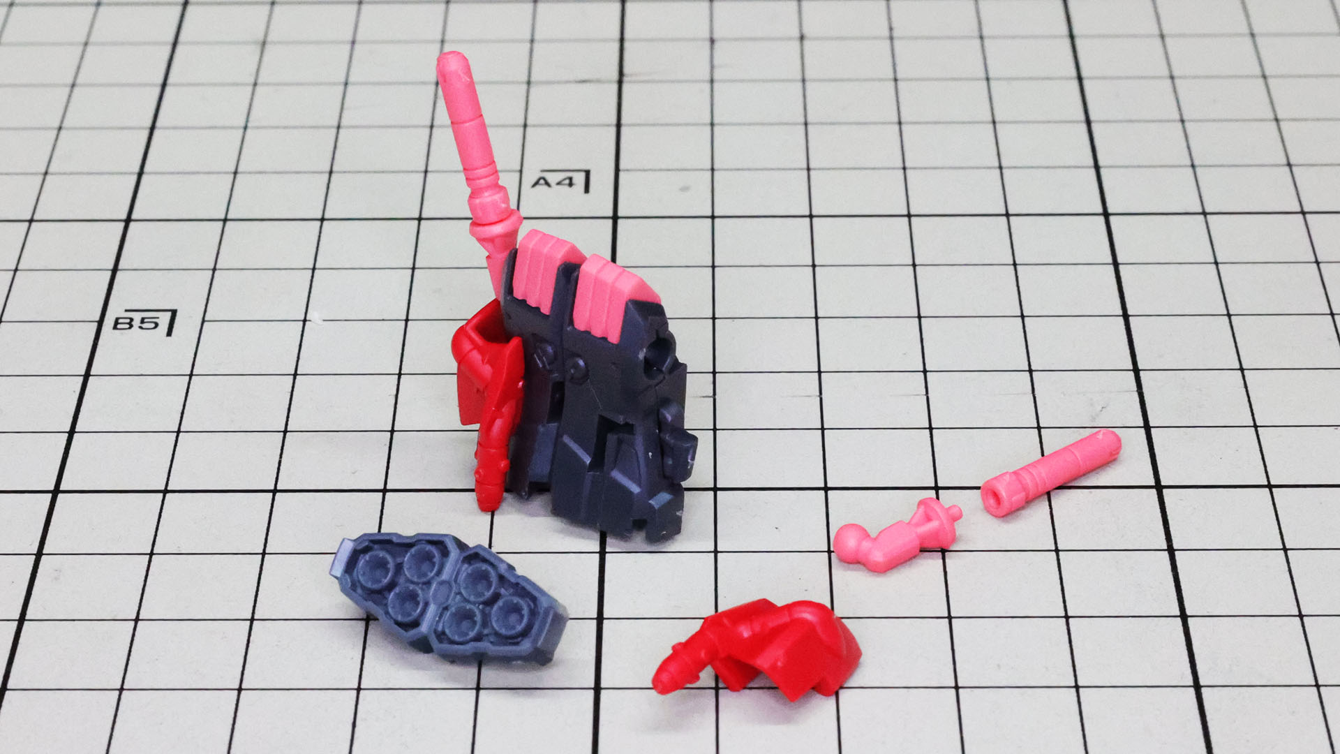 バックパック本体とそれぞれのパーツを組んでいきます