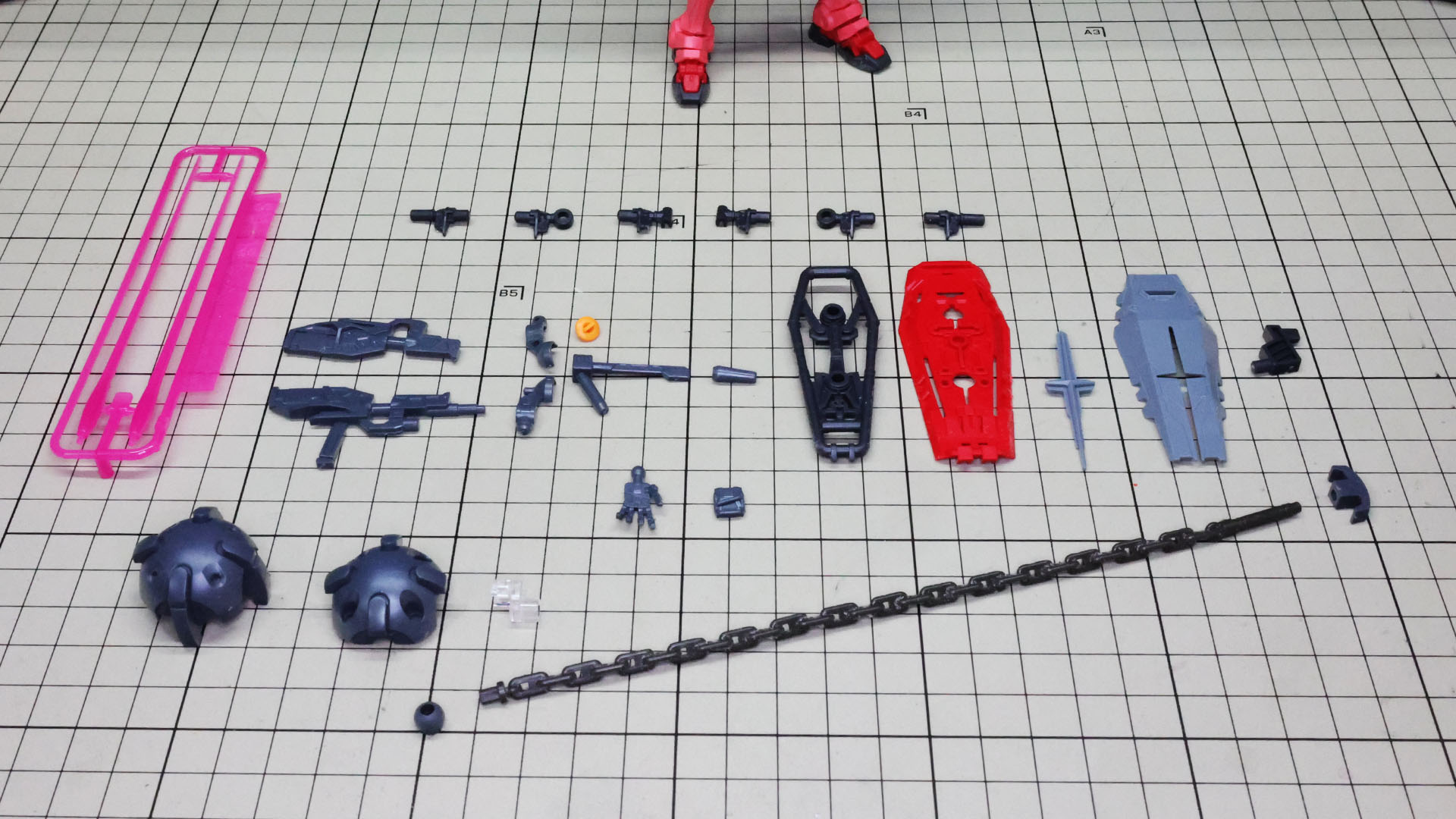 種類が多く、パーツ数多めに見えますが各装備は張り合わせ構造でむずかしくはありません