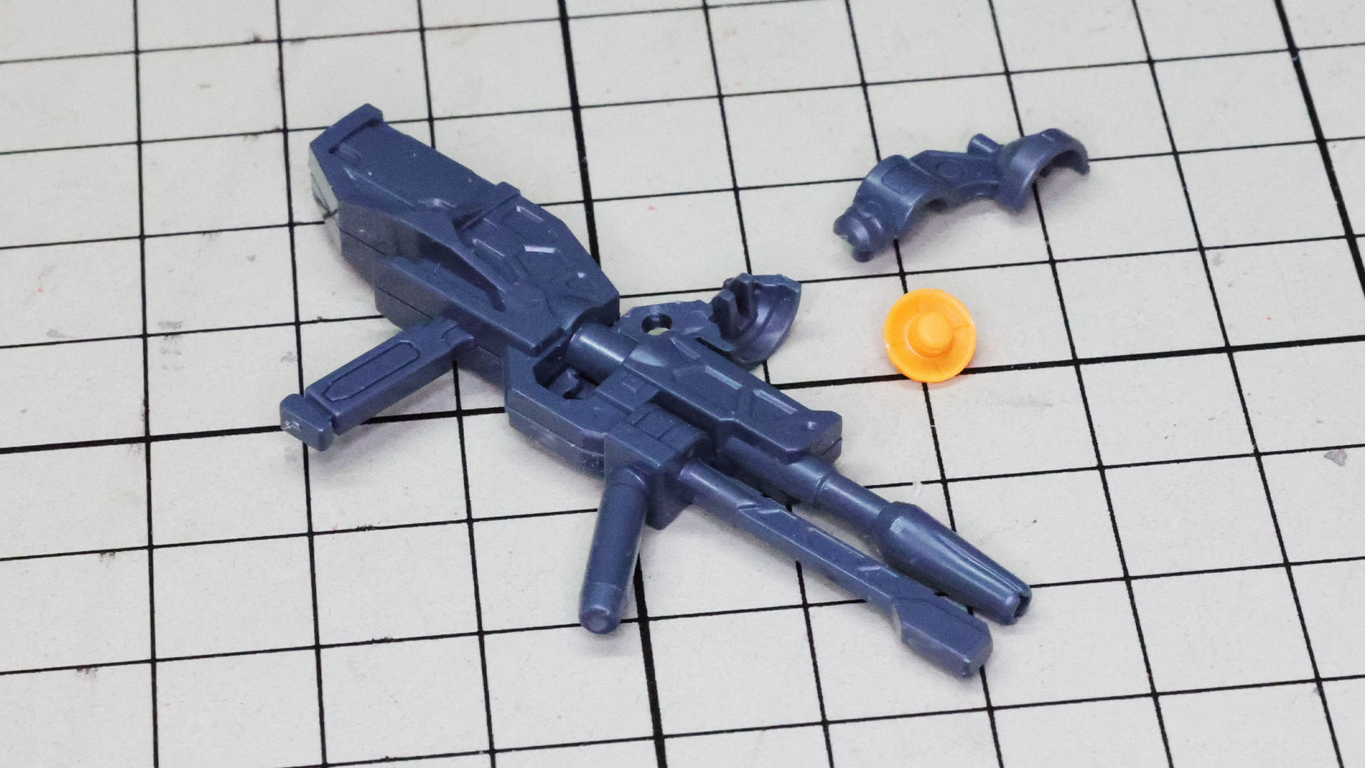 ビーム・ライフルはスコープが左右分割になっていてセンサーパーツを組み付けます