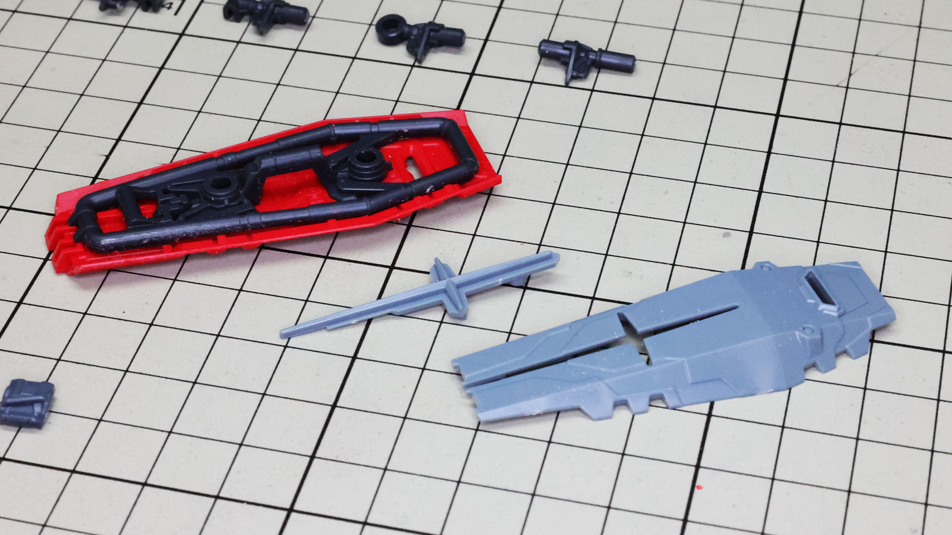 シールドは裏側にフレームパーツを組み付けます。これが存在感あって楽しい部分です