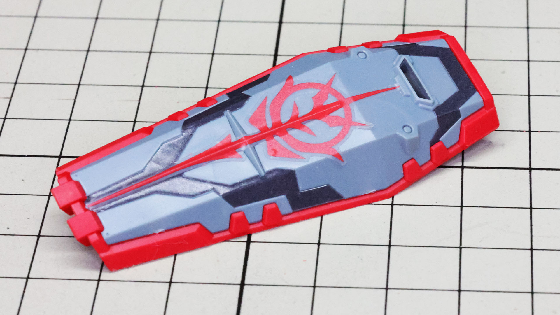 シールド表面にシールによるディテーリングを行います。さらに、十字の上にジオンマークを貼り付けます。大胆ですね！