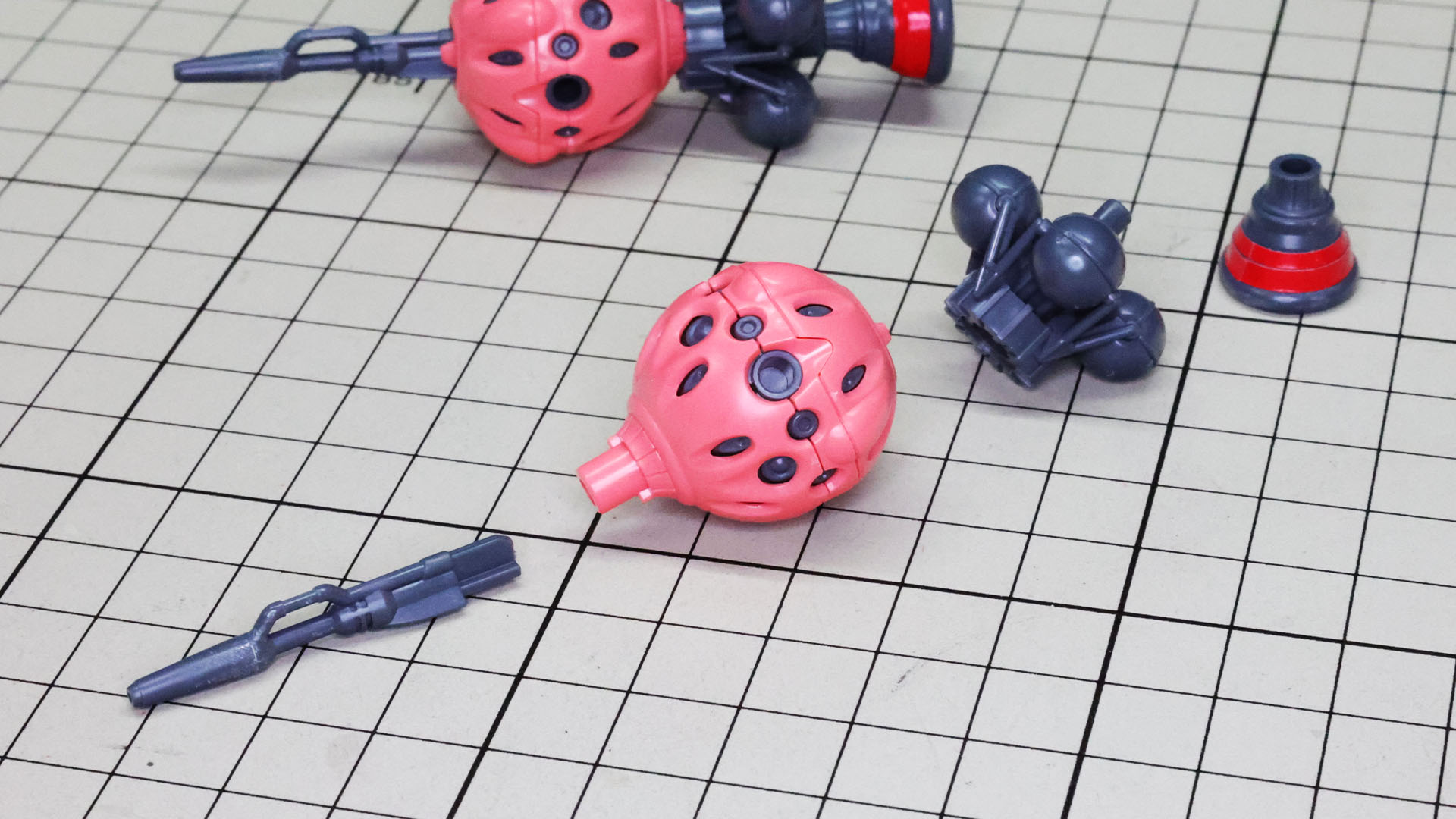 装甲で覆うとメカフレームがチラ見えします