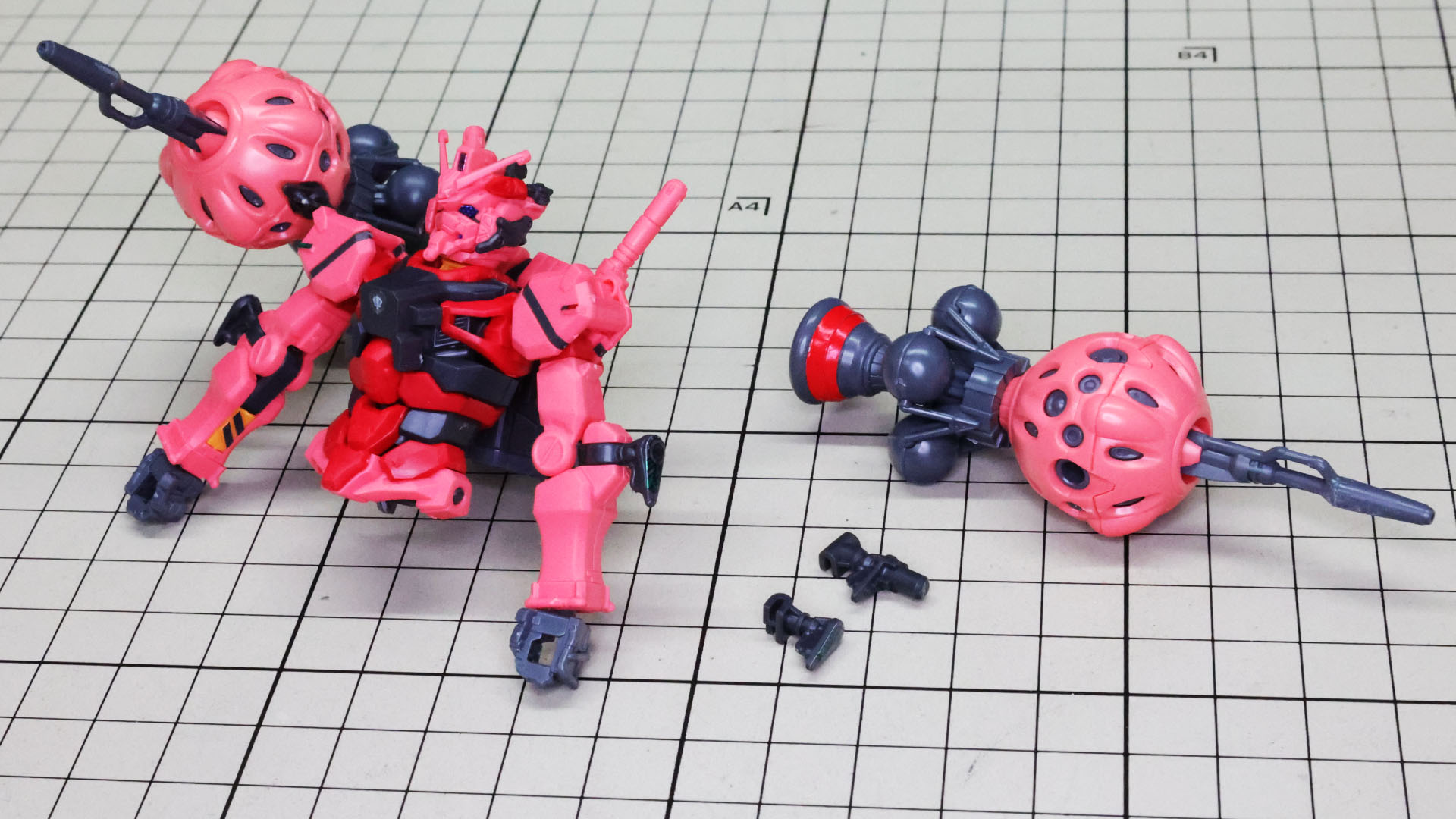 ガンダム本体への接続には専用の軸付のジョイントに交換します