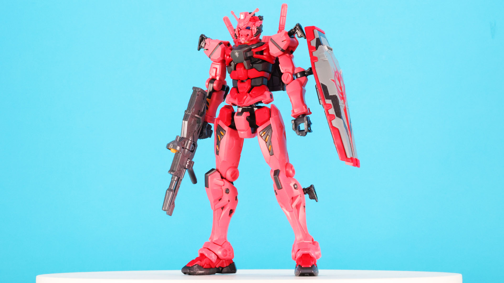 ビーム・ライフルとシールドを装備