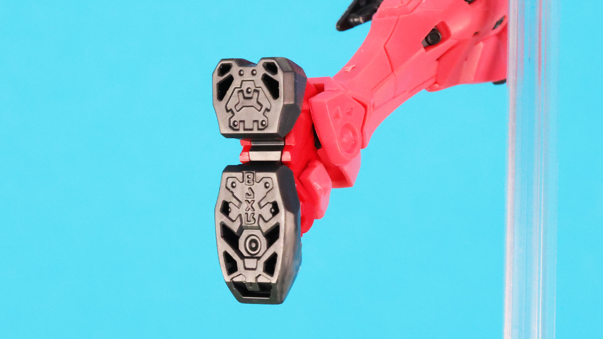 ソール裏にはなにやら文字のようなモールドがありますね