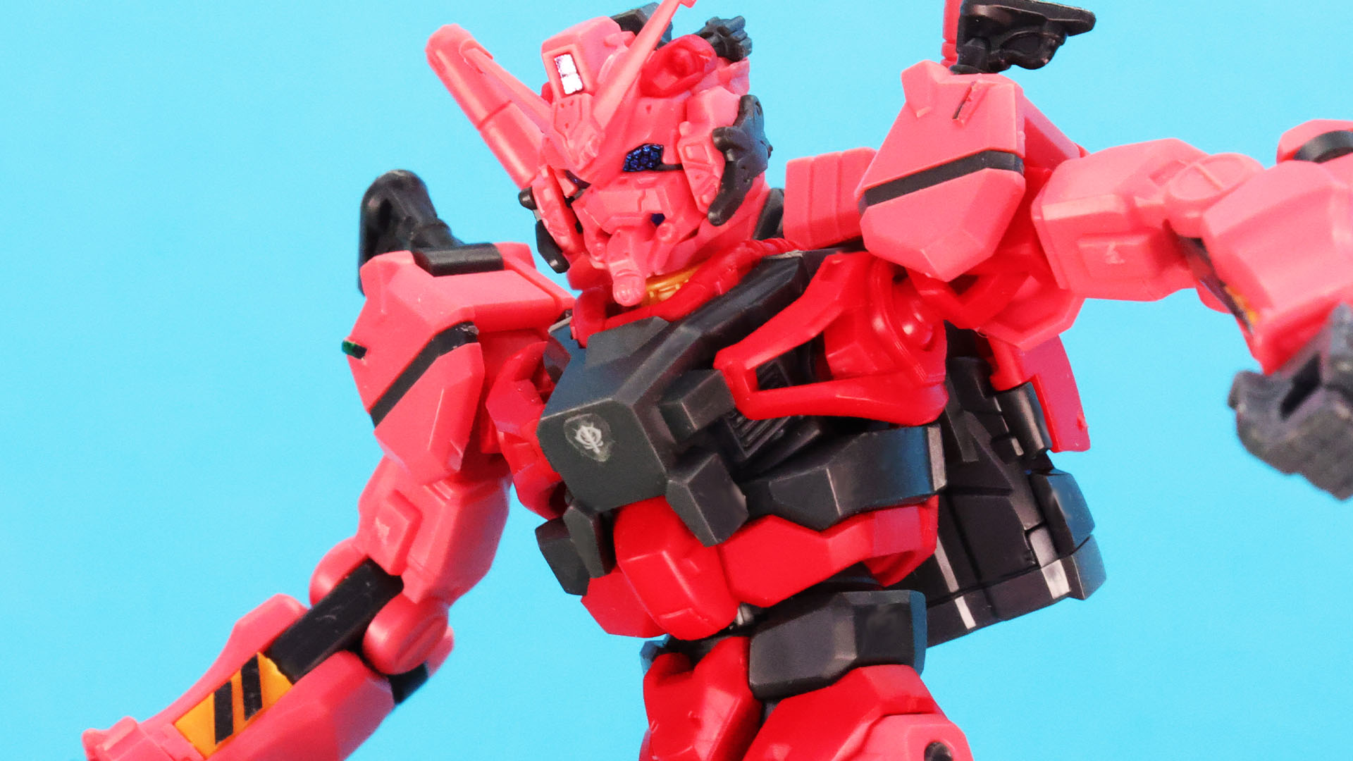 特徴的な頭部は複雑なディテールを持っています