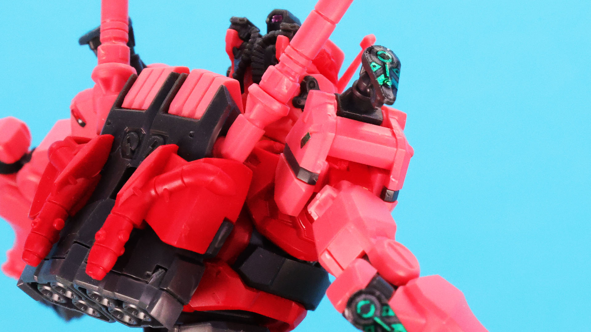 腹部は若干ながら引き延ばすことができ、可動範囲が広がります