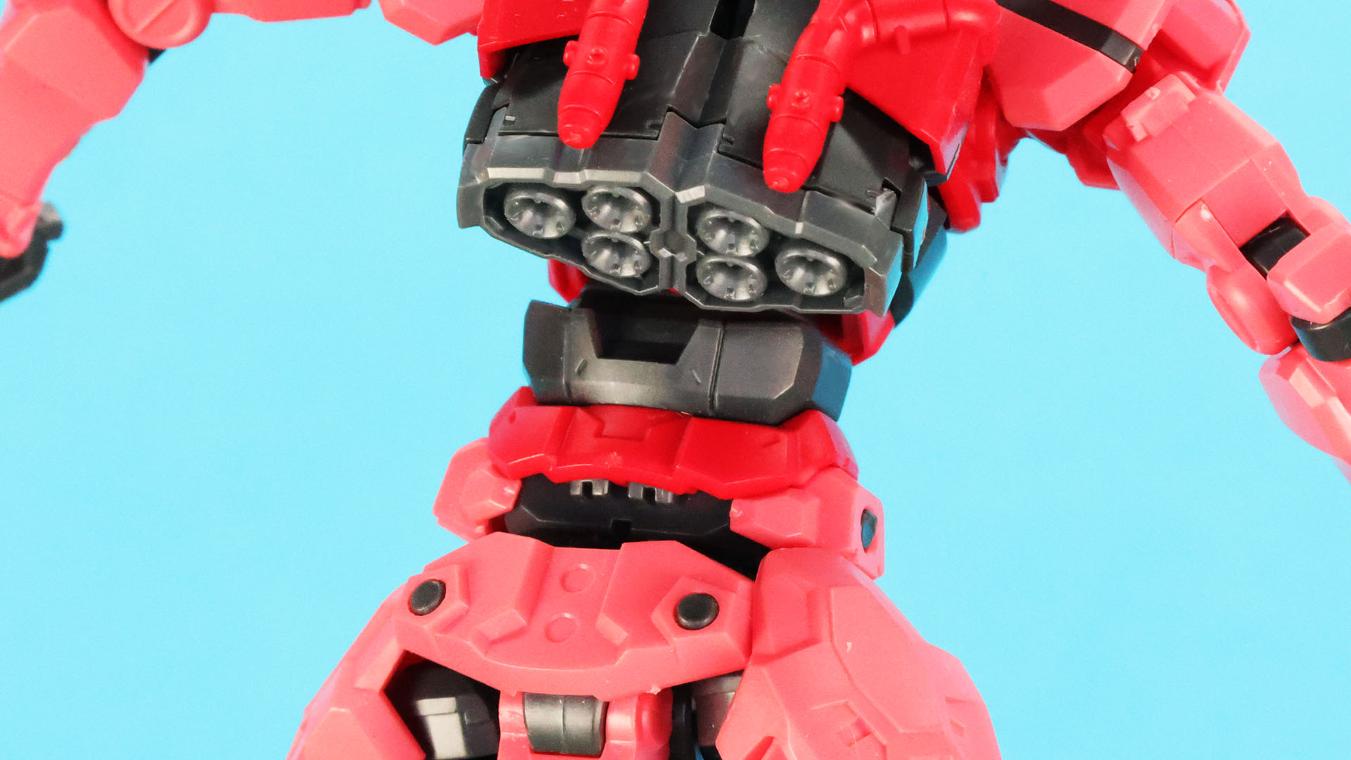 腹部は若干ながら引き延ばすことができ、可動範囲が広がります