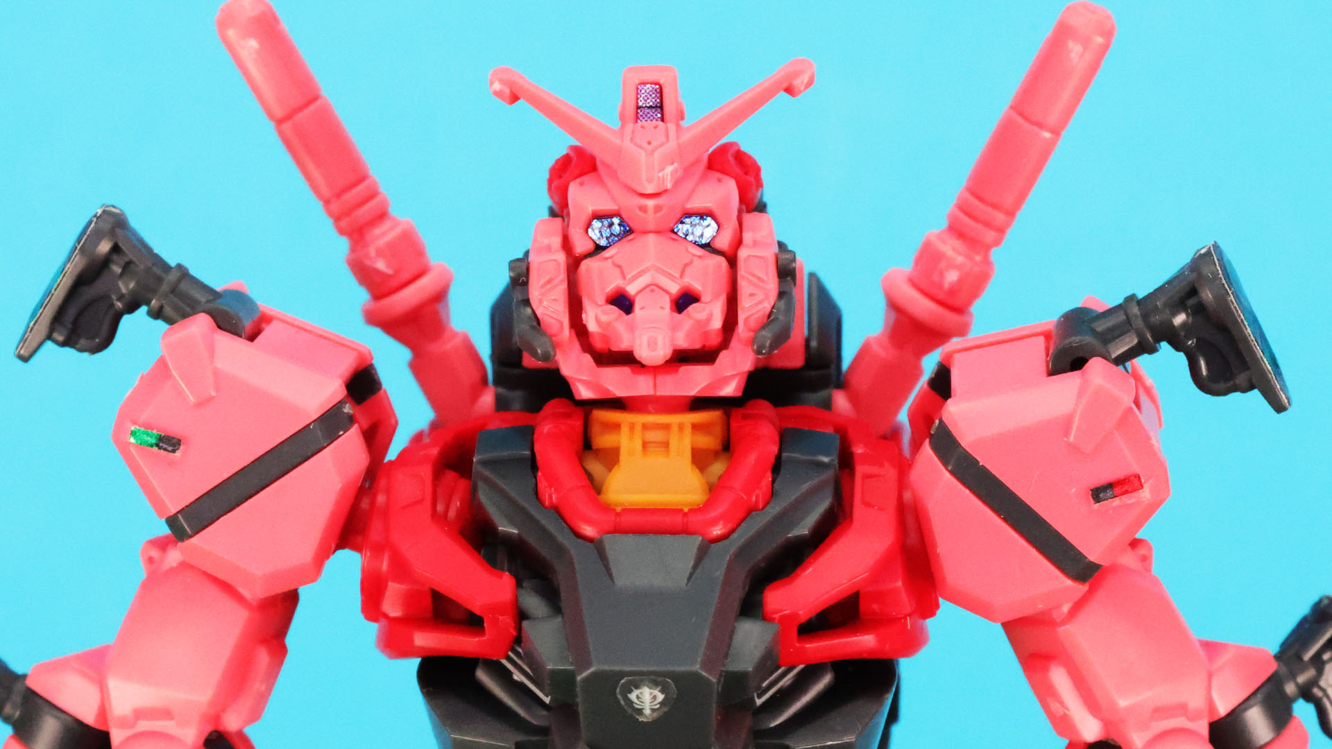 ツインアイはシールでキラキラを再現！頭部他全身をスミ入れすると複雑なディテールがくっきりと浮かび上がりそうです