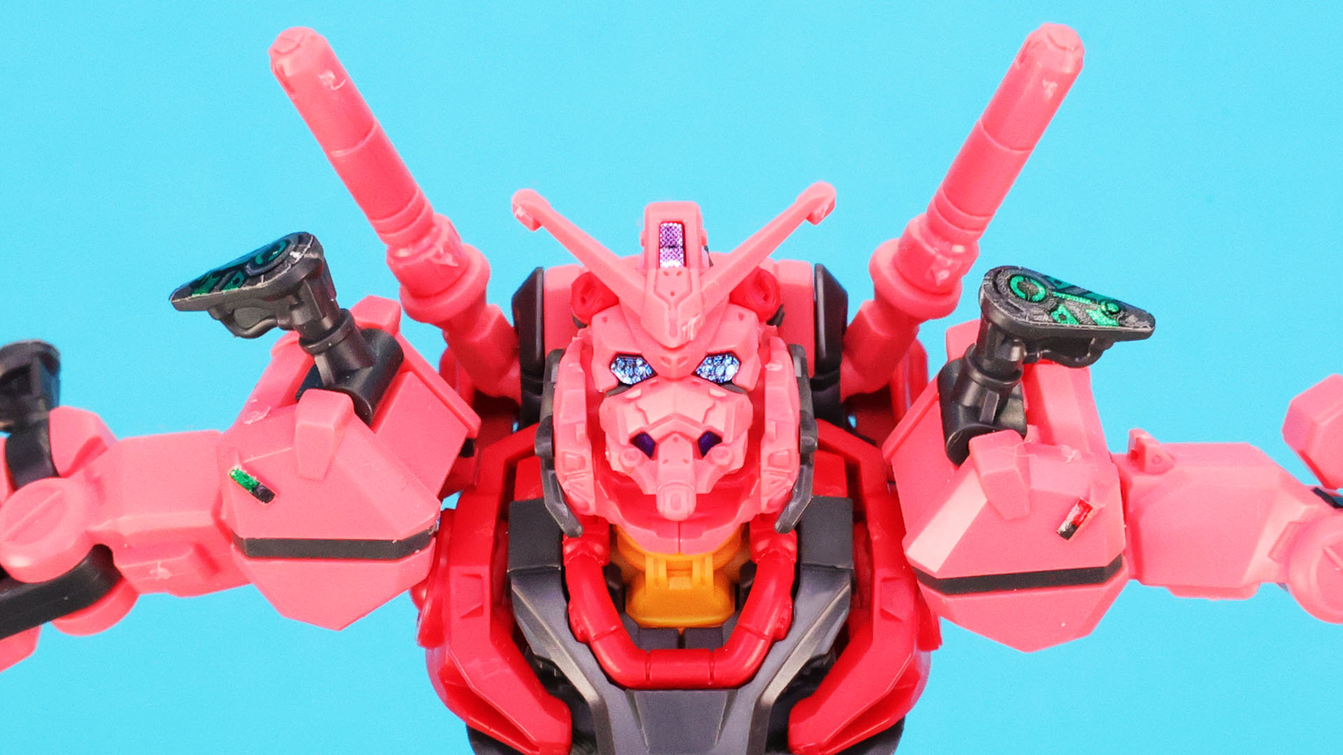 頭部は側頭部での回転機構によりかなり上を向けられます