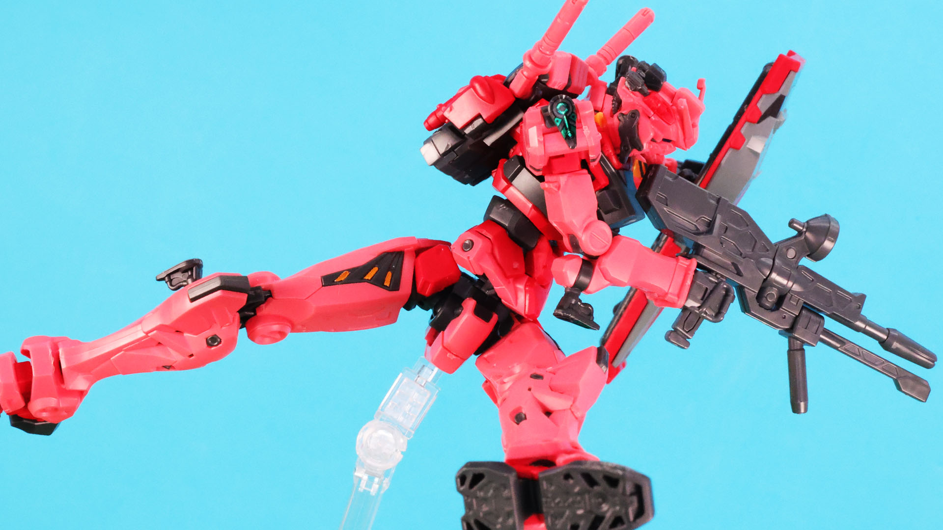 体をひねって射撃するポーズも決まります！