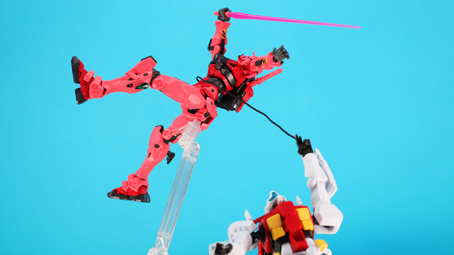 シイコのスティグマ攻撃に翻弄される赤いガンダム