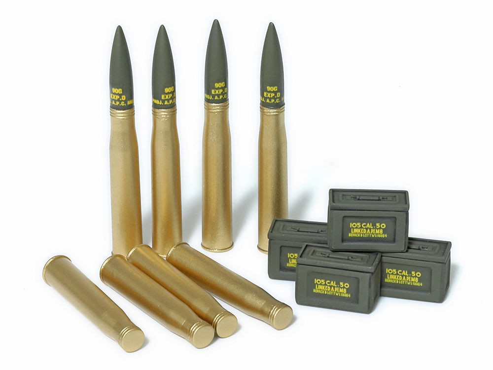 砲弾やM2重機関銃用の弾薬箱などのアクセサリーをセット。