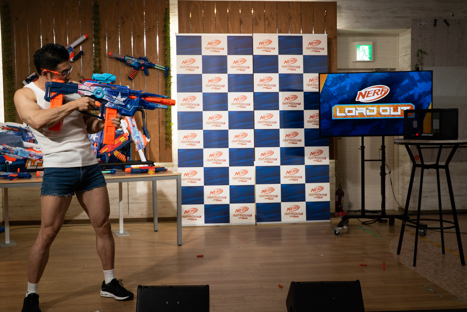 シューティングブースにN1ダーツを撃ち込むきんに君