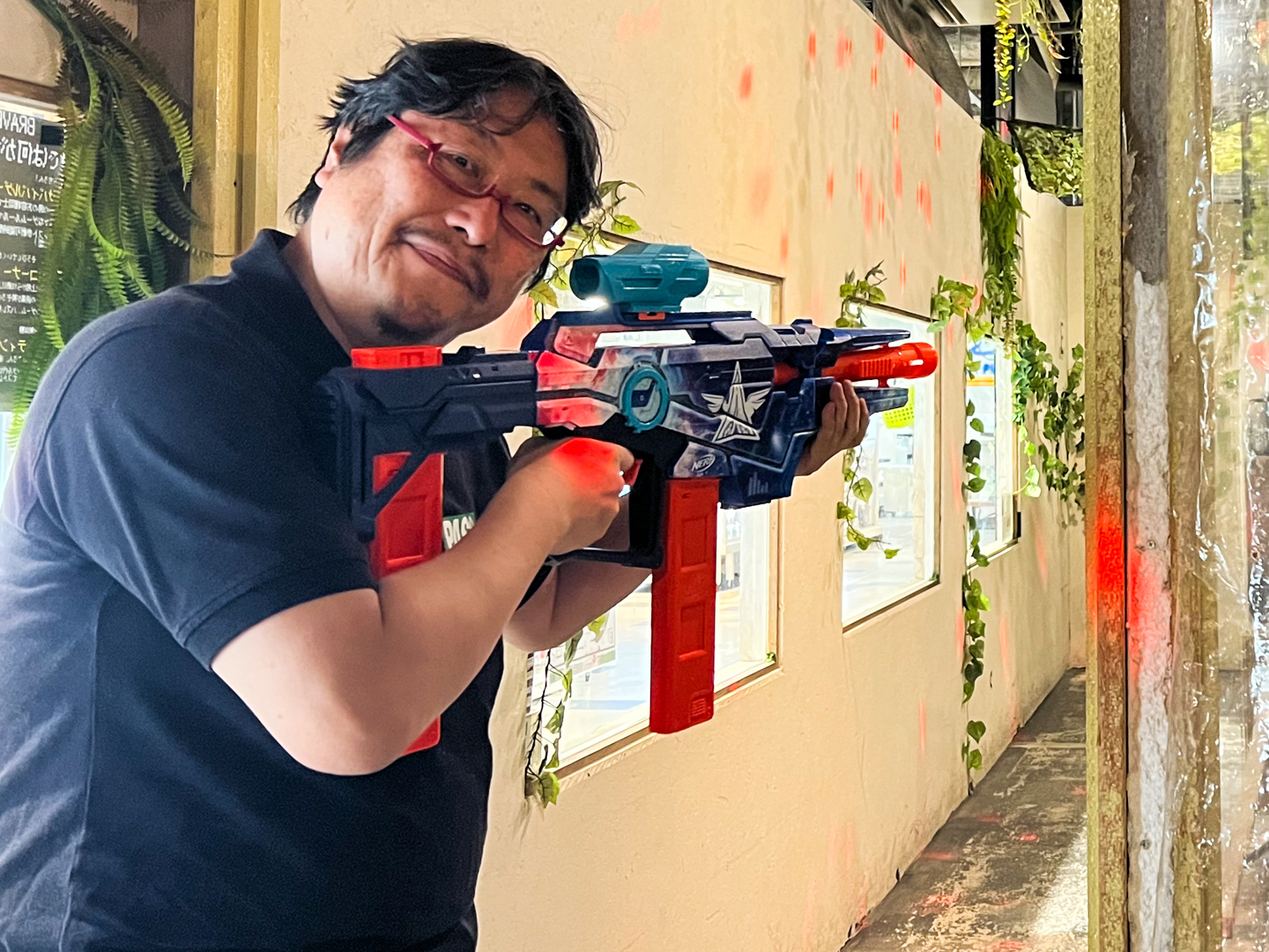 せっかくなので実射体験。持っているのは「ギャラクティック・コマンダー」