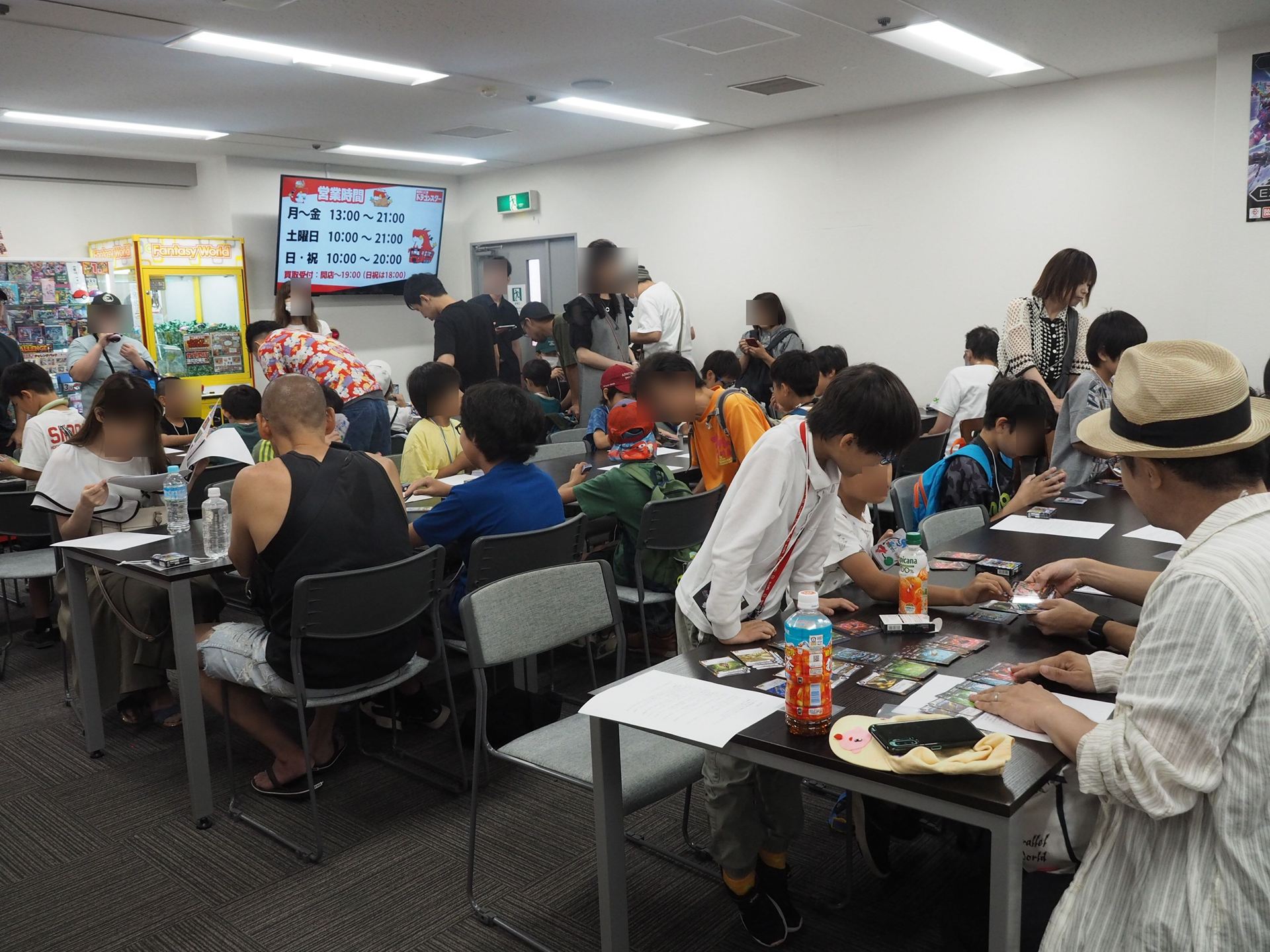 小学生以下の子ども達同士で遊びたい人はこちらの黒いテーブルに集まっていた