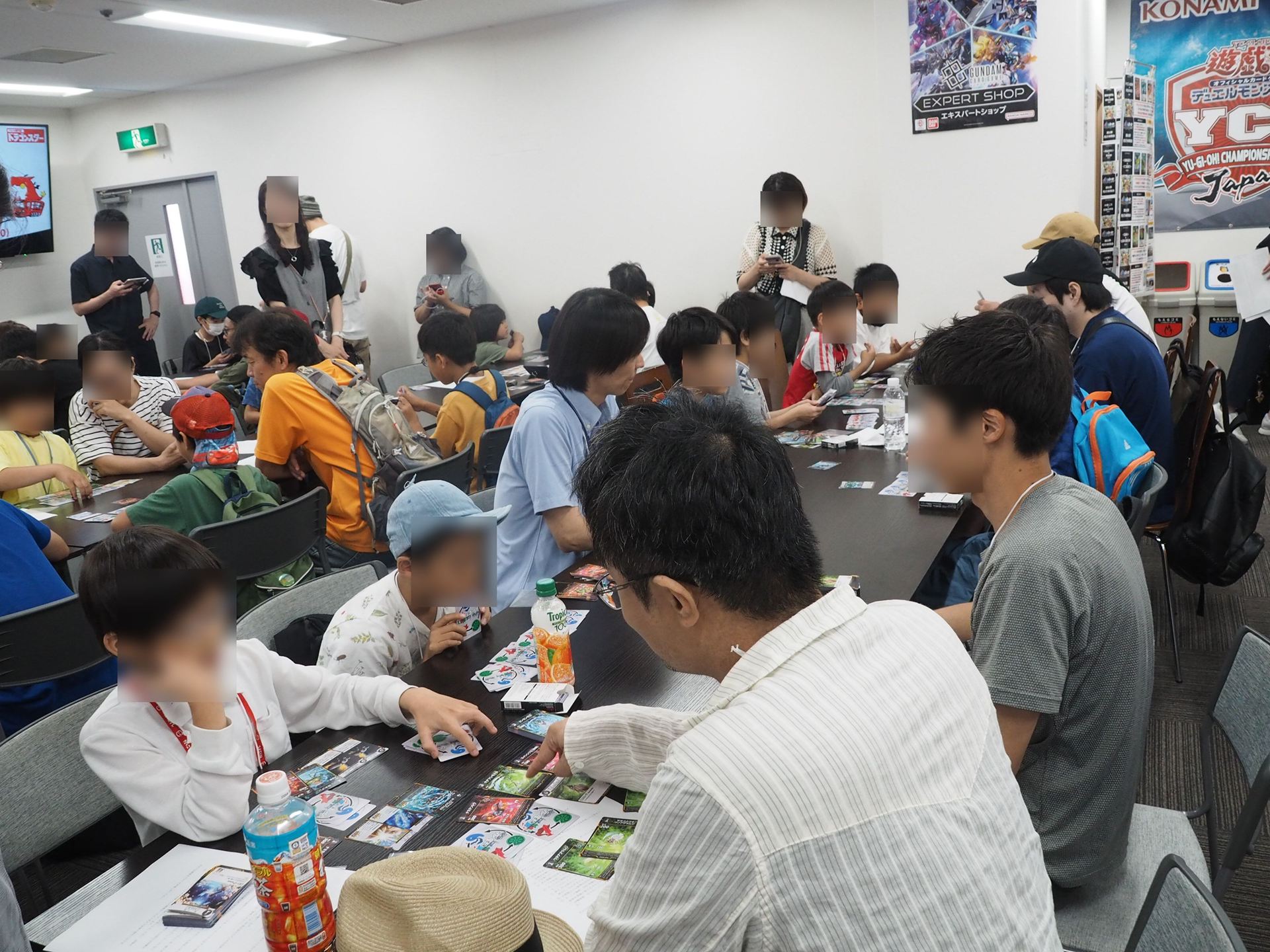 子どもと大人の対戦も多かったが、子ども達は堂々とプレイしていた