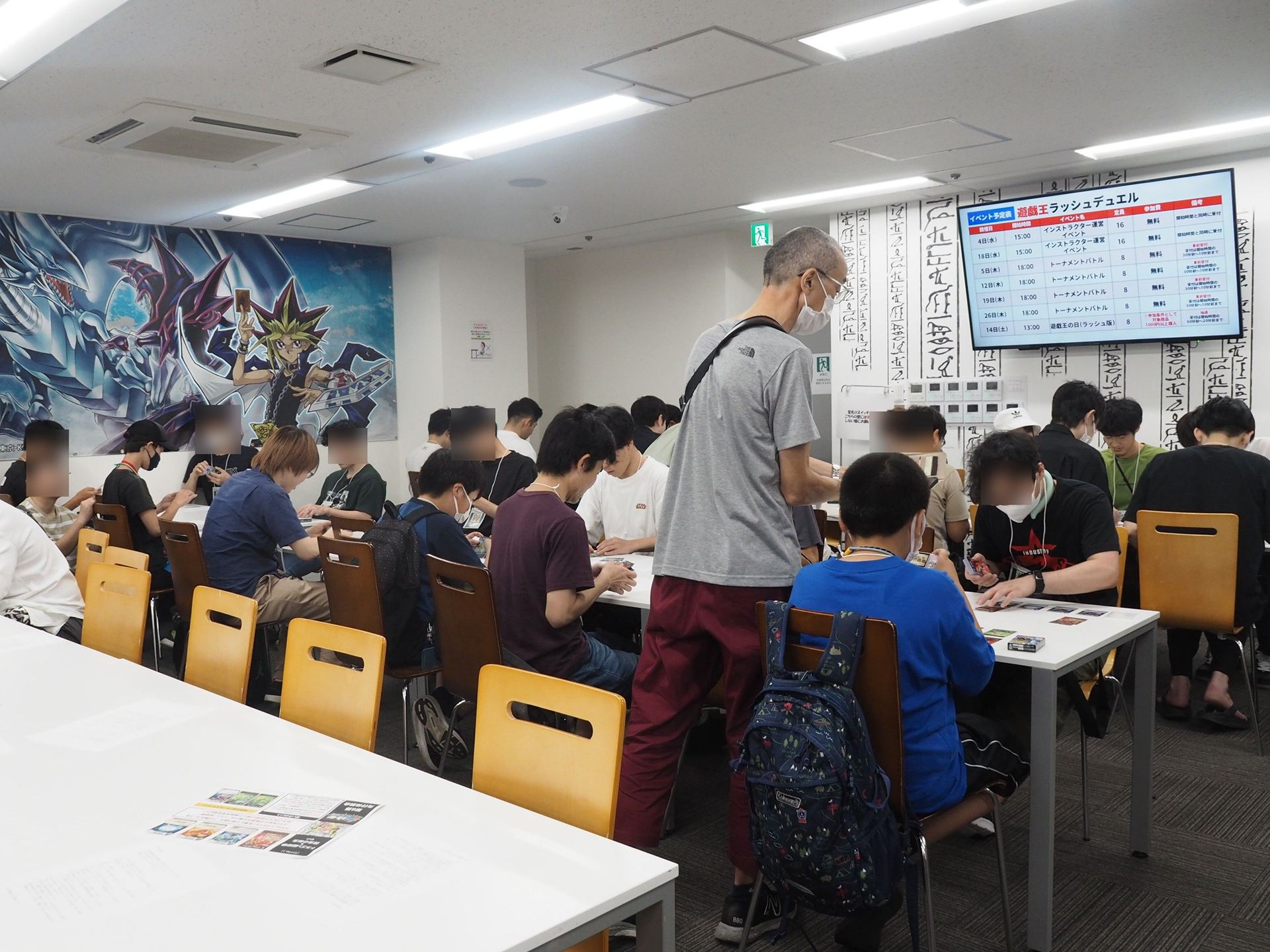 大人とも対戦したい子どもや大人は白いテーブルに集まっていた