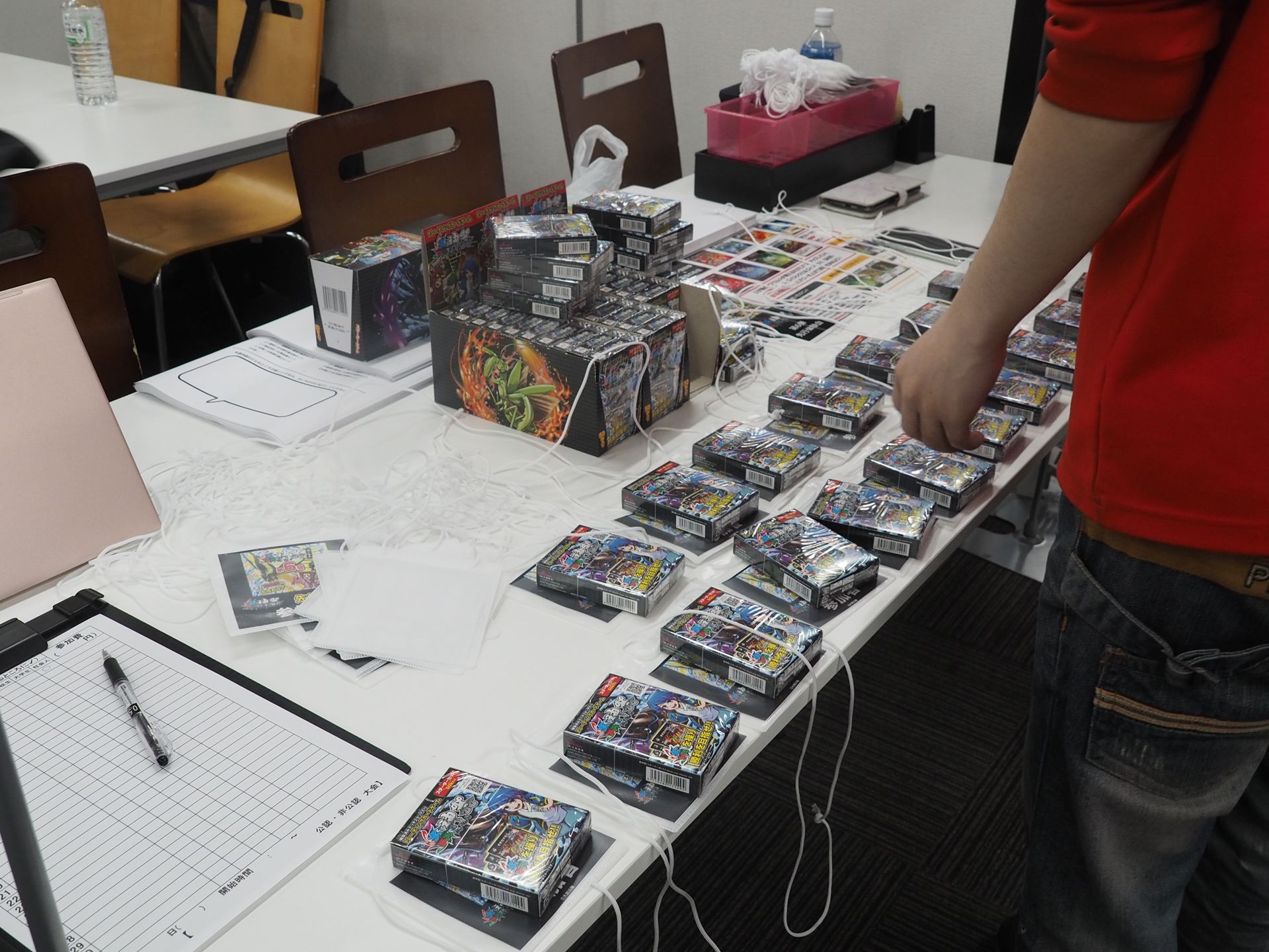 受付時に一人一つスターターデッキが配られた