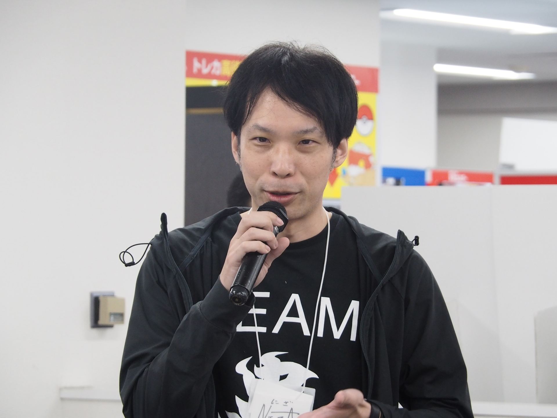 第6弾のコンセプトについて説明した蟲神器ゲームデザイナーのNIZAさん