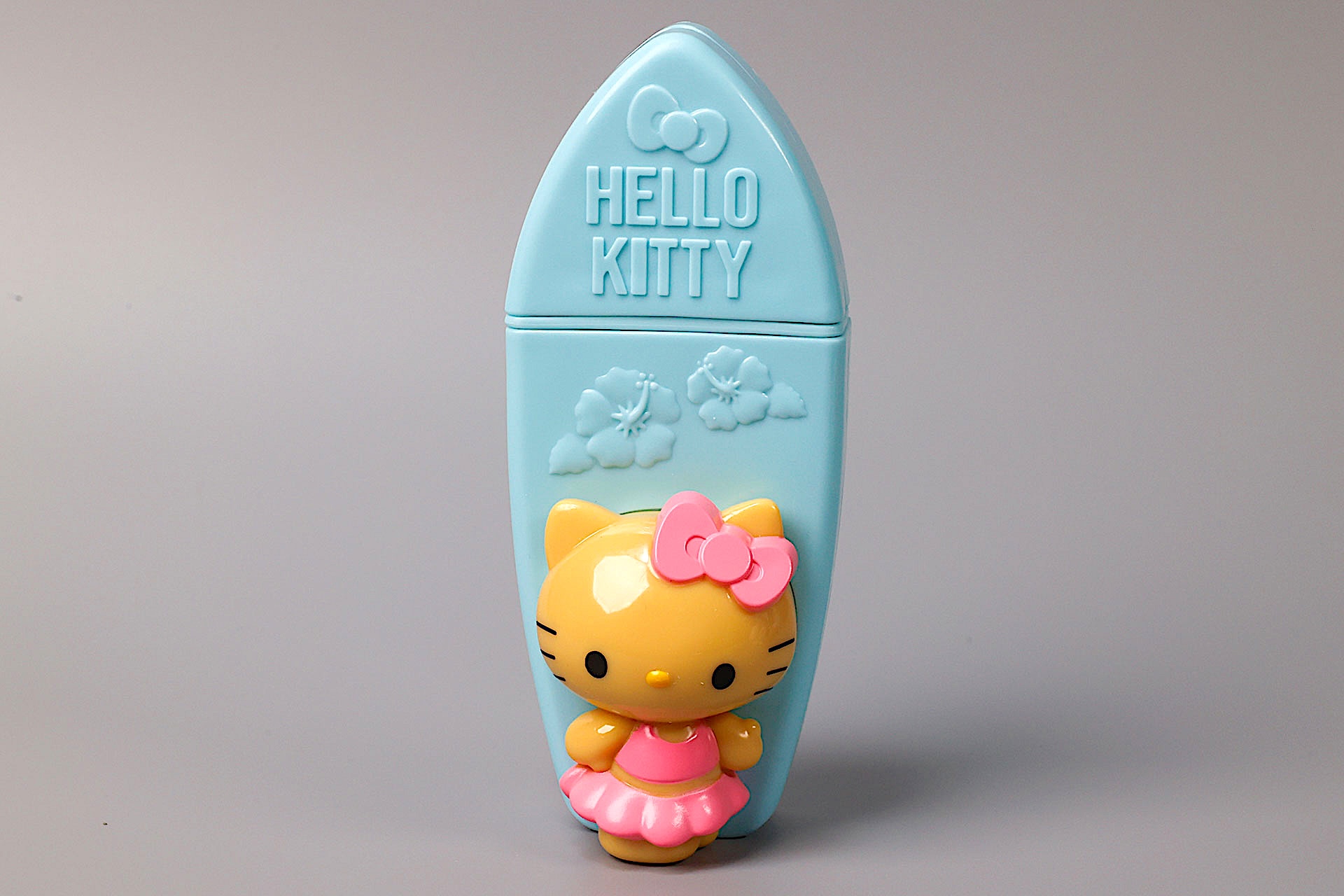 日焼けしたハローキティとサーフボードがモチーフになっている