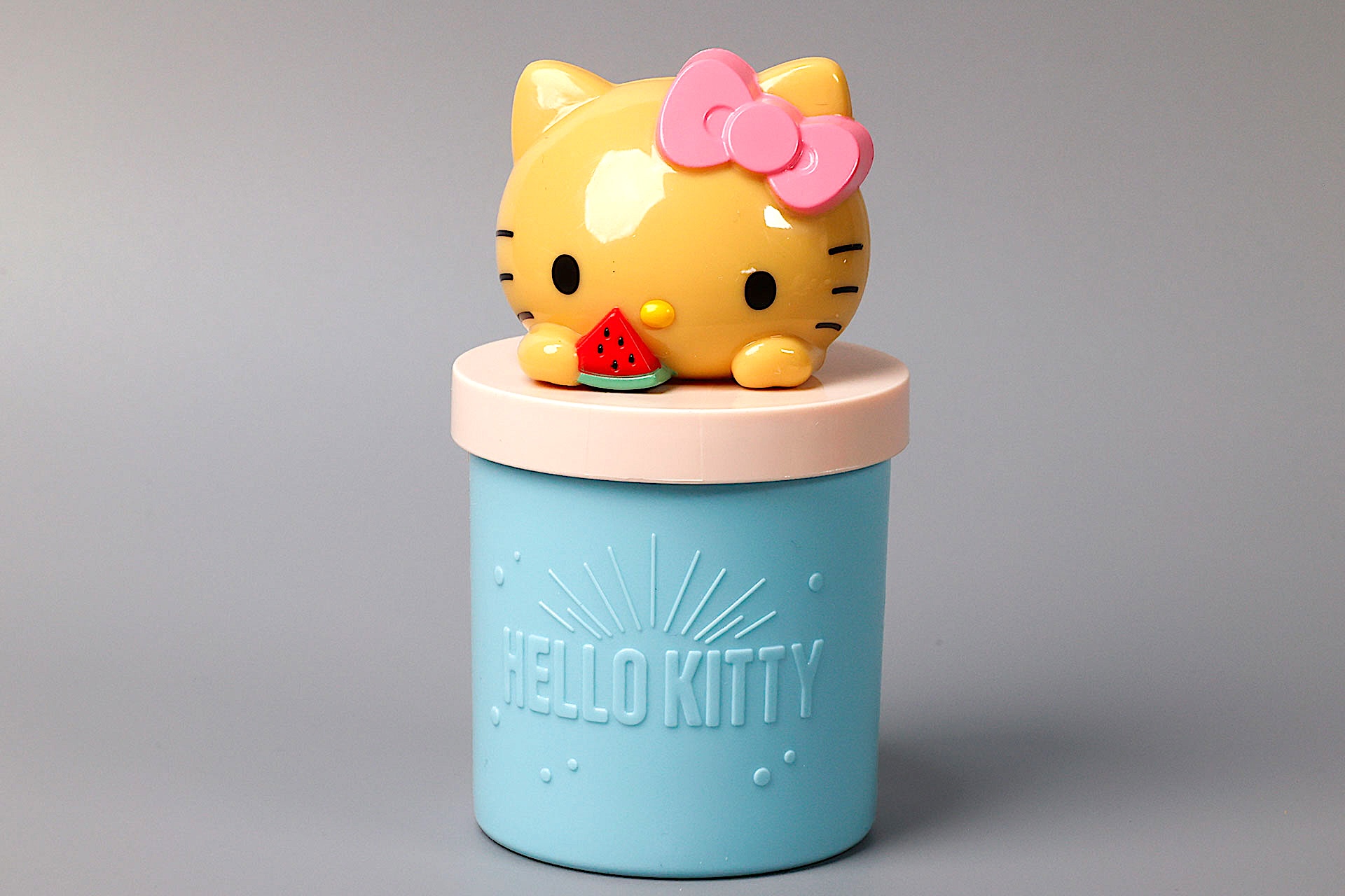 美味しそうなスイカと一緒に日焼けしたハローキティの姿が再現されている