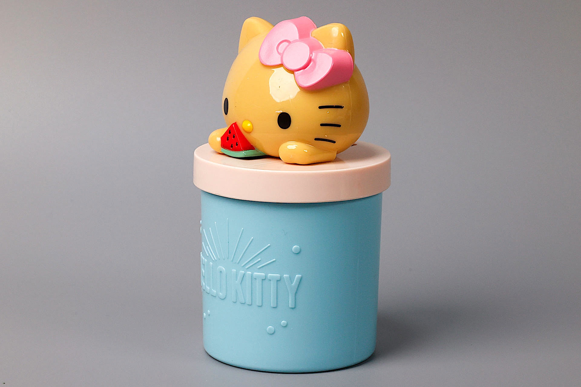 水色のカップ部分には、ハローキティの名前が刻まれている