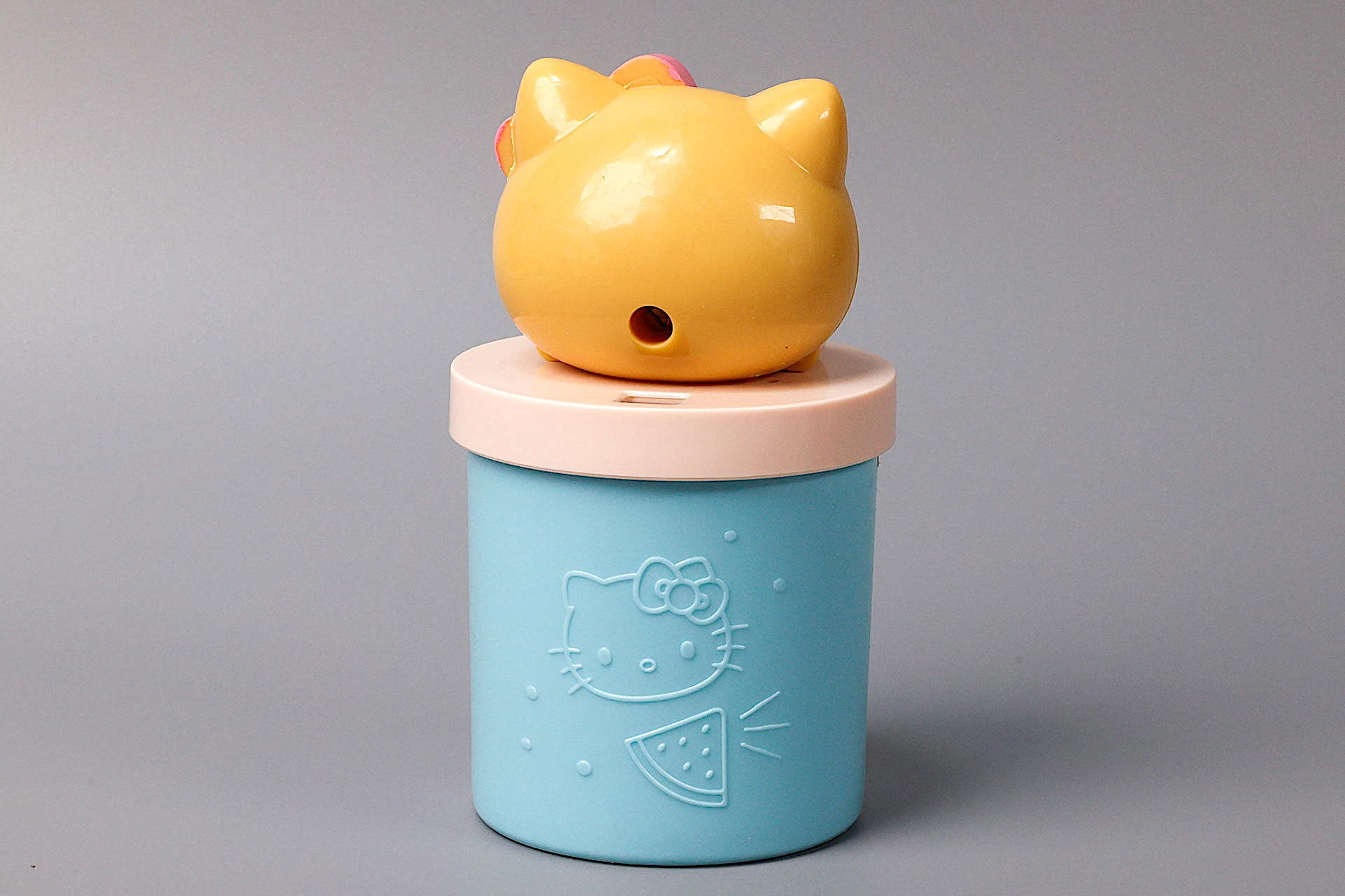 カップの背面側にも、ハローキティスイカの絵が描かれている