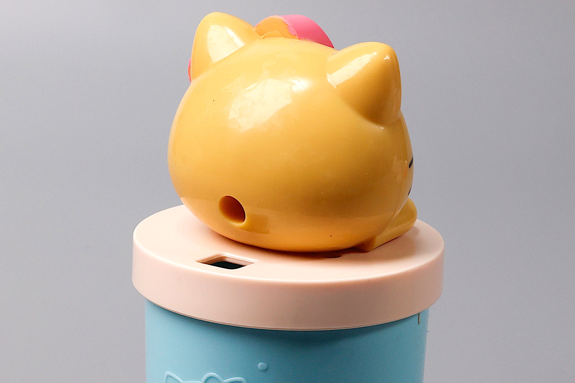 蓋の背面側にはストロー用の穴が開けられている