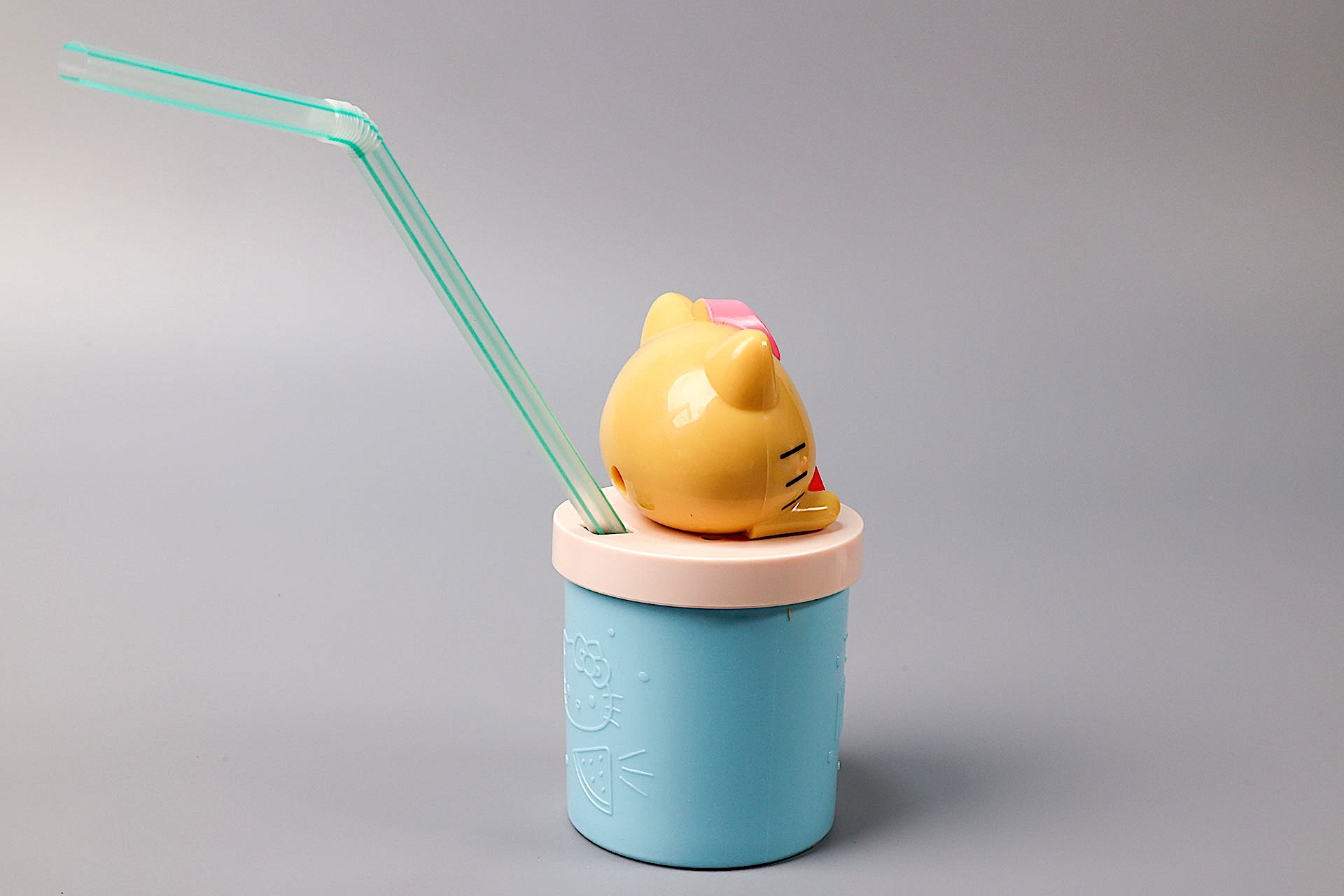 このようにストローをさして使える