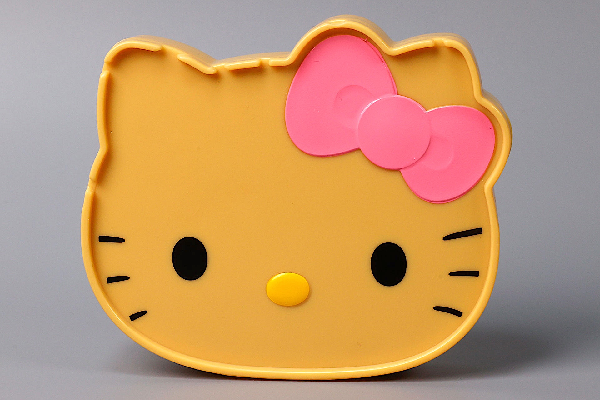 日焼けしたハローキティの顔が大きく描かれている