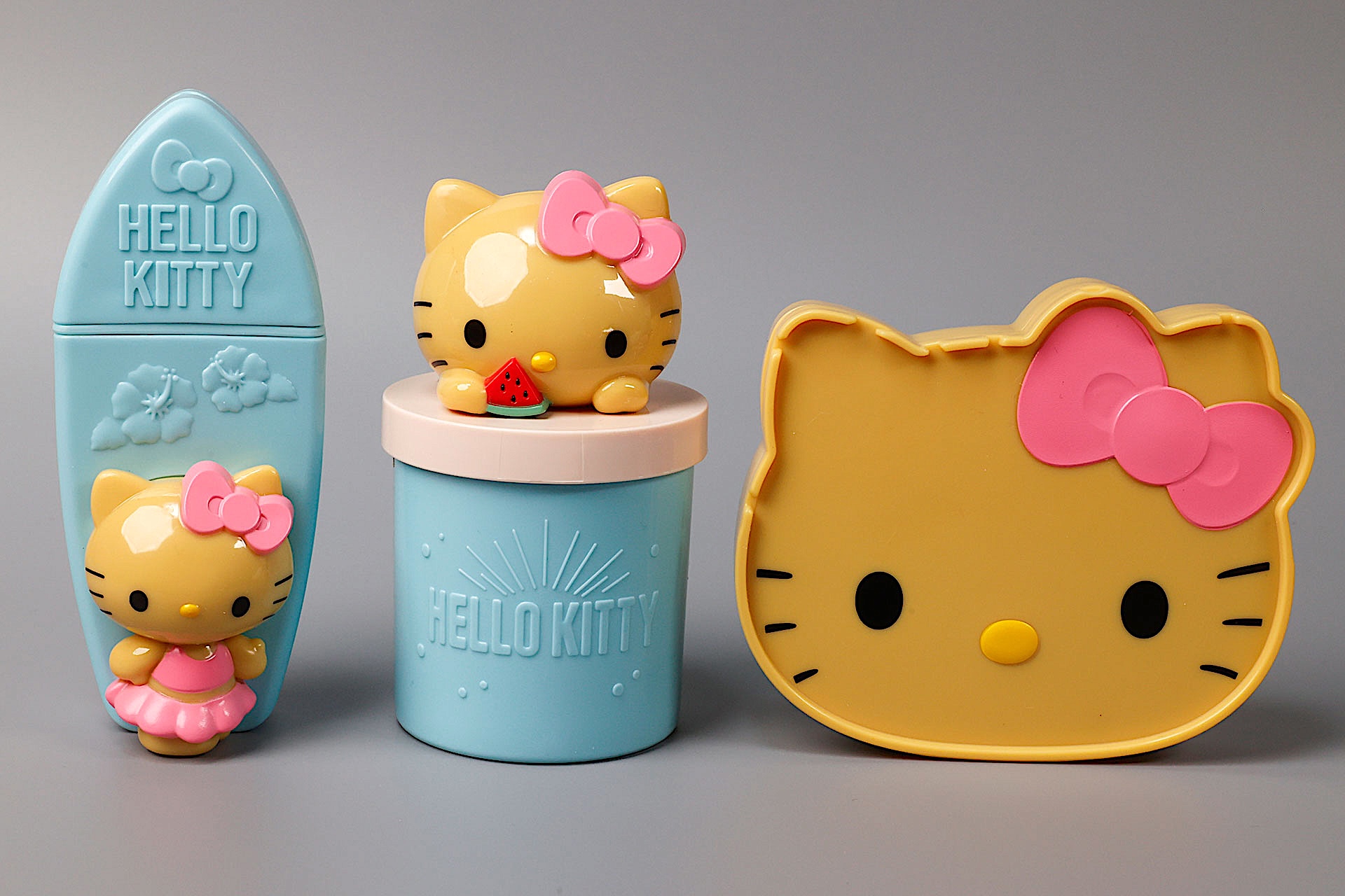 こちらが第1弾(7月11日〜7月17日)のハッピーセット「ハローキティ」に登場するおもちゃ。写真左から「サーフボード型アイスメーカー」、「サマードリンクカップ」、「サングラスカップつきミニトレー」