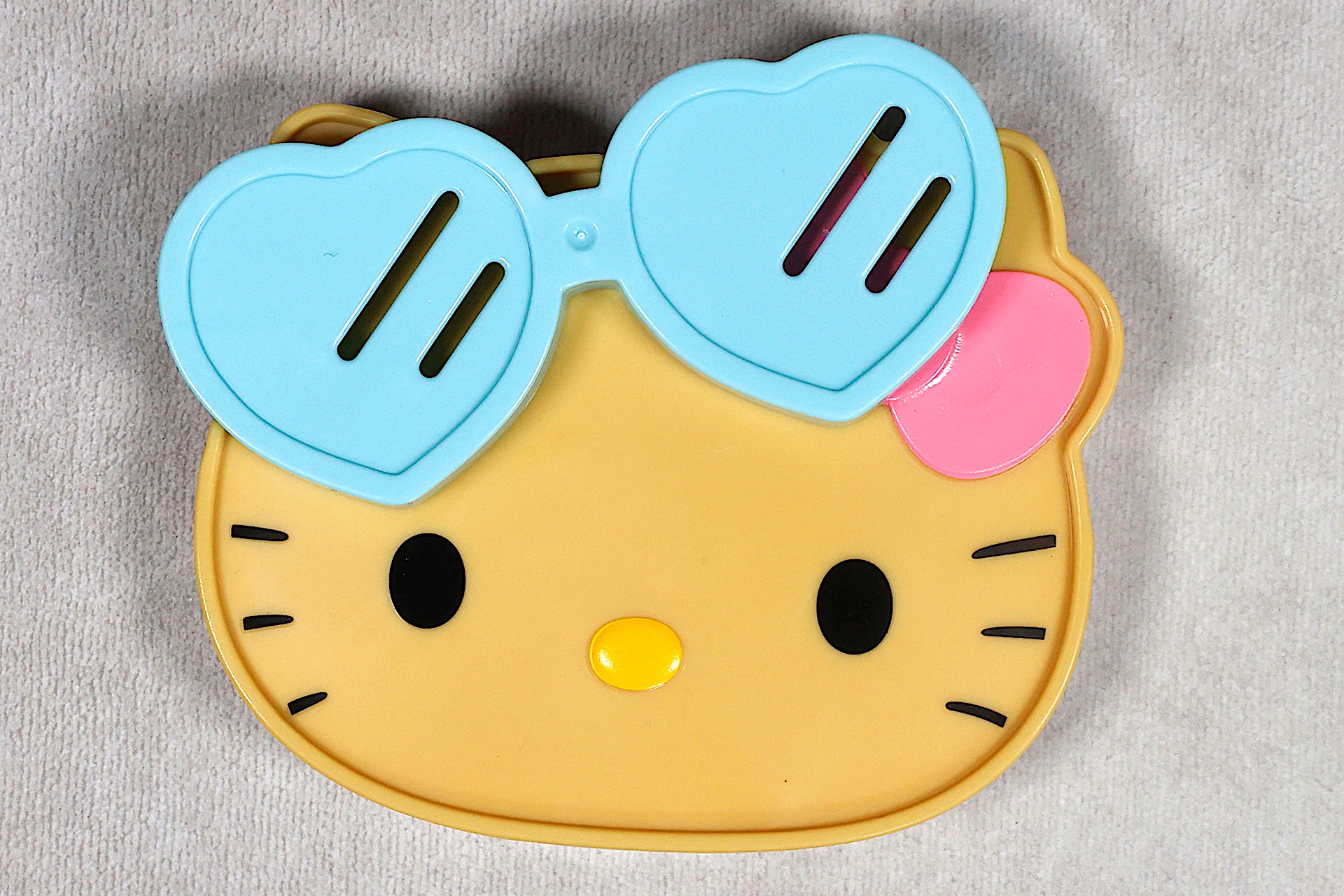 付属のサングラスを取り付けたところ