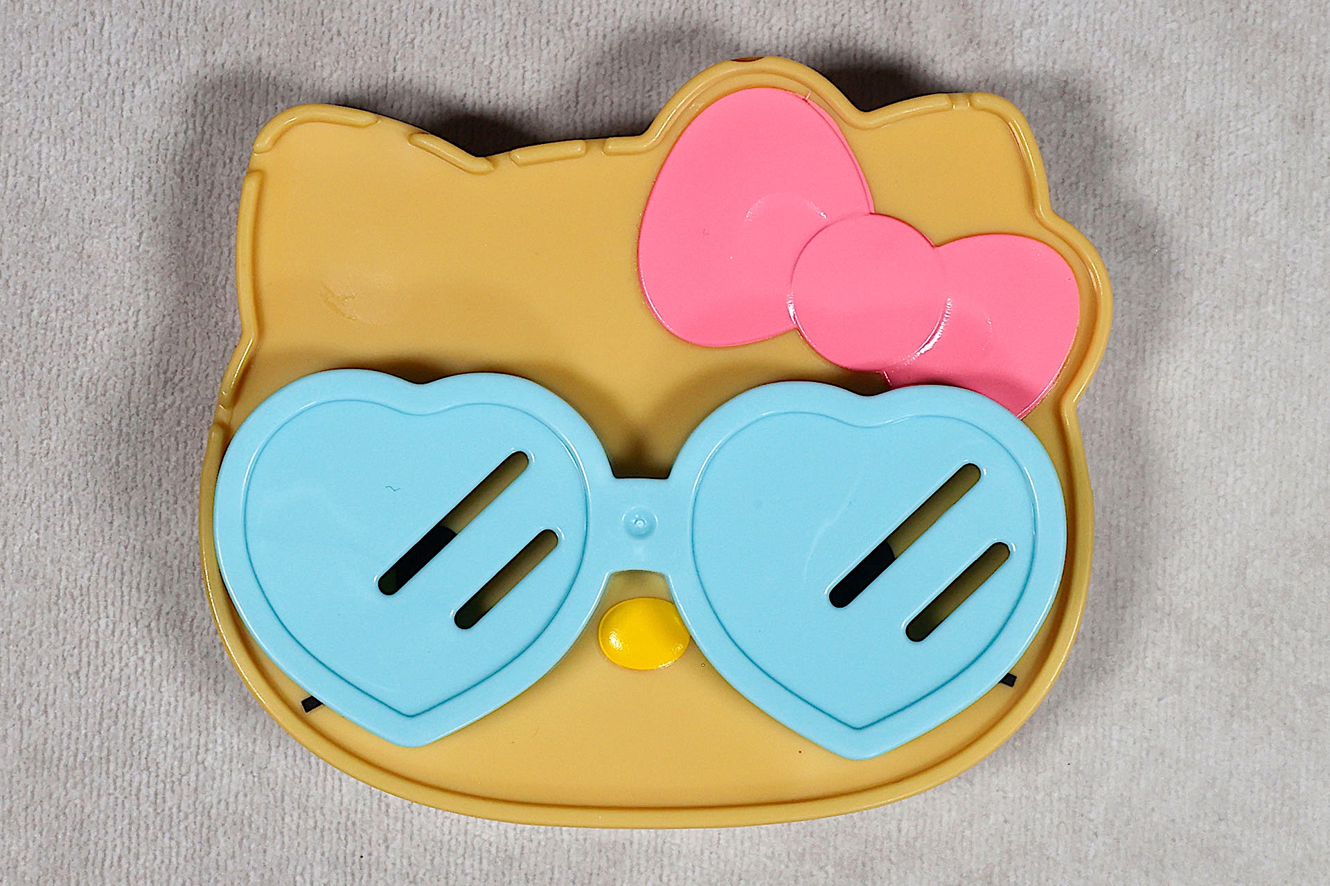 固定はできないが、サングラスは目の上に乗せておくこともできる