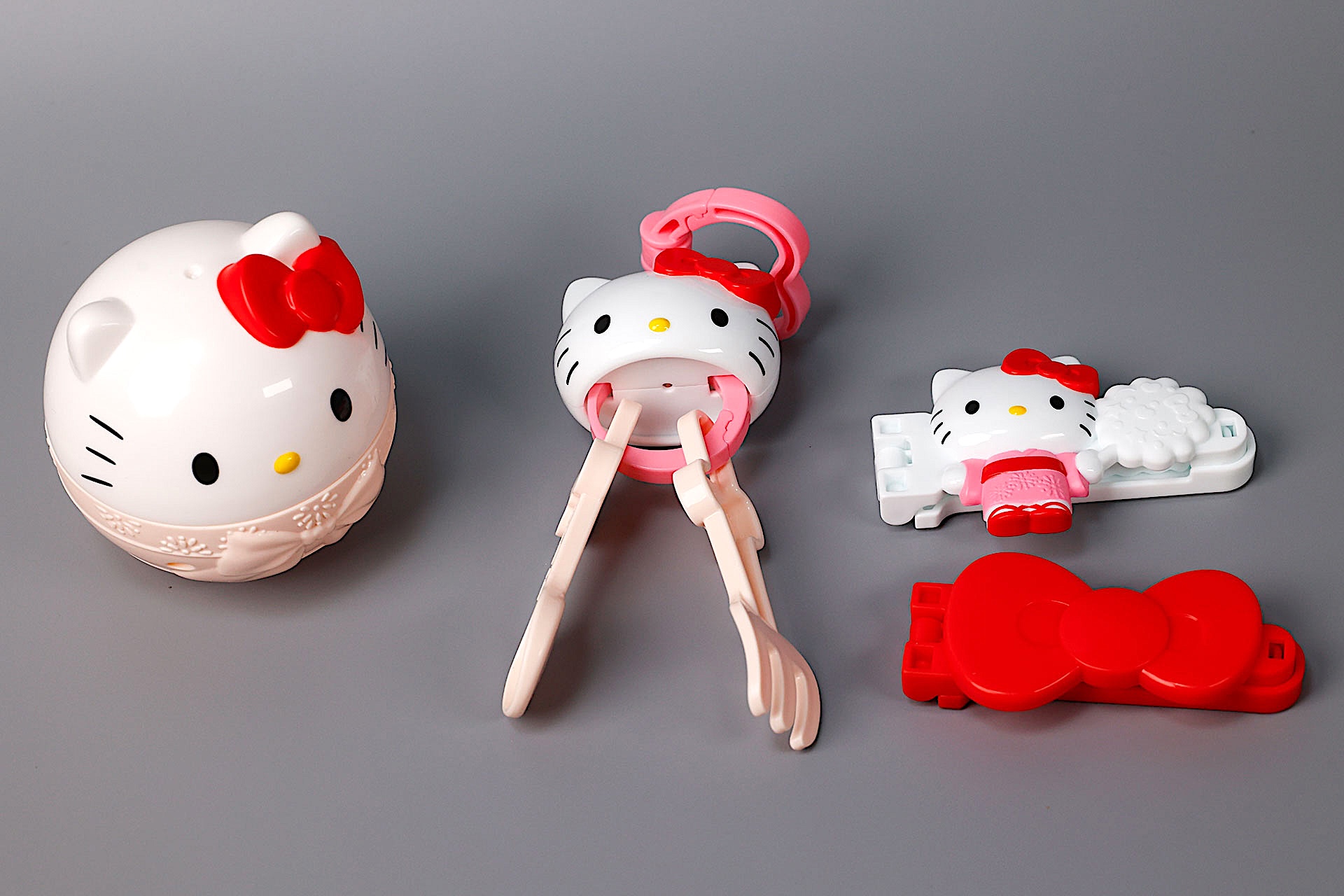 こちらが第2弾(7月18日〜7月24日)のハッピーセット「ハローキティ」に登場するおもちゃ。写真左から「ちょうちん型フリフリおにぎりメーカー」、「風鈴型ハローキティスプーン&フォーク」、「浴衣ハローキティのふくろとめクリップ」
